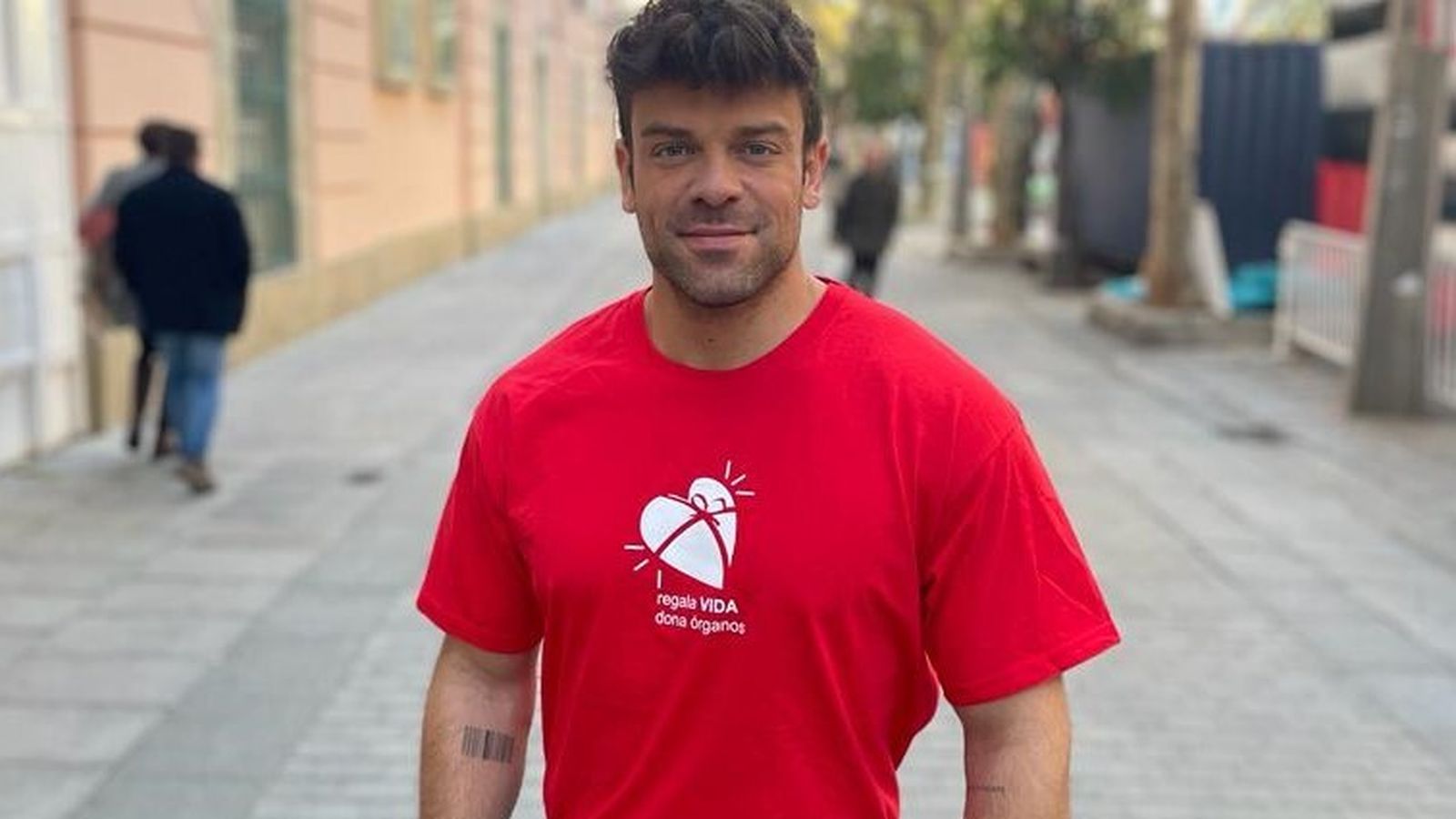 Ricky Merino posa en la puerta del Gran Teatro de Córdoba.