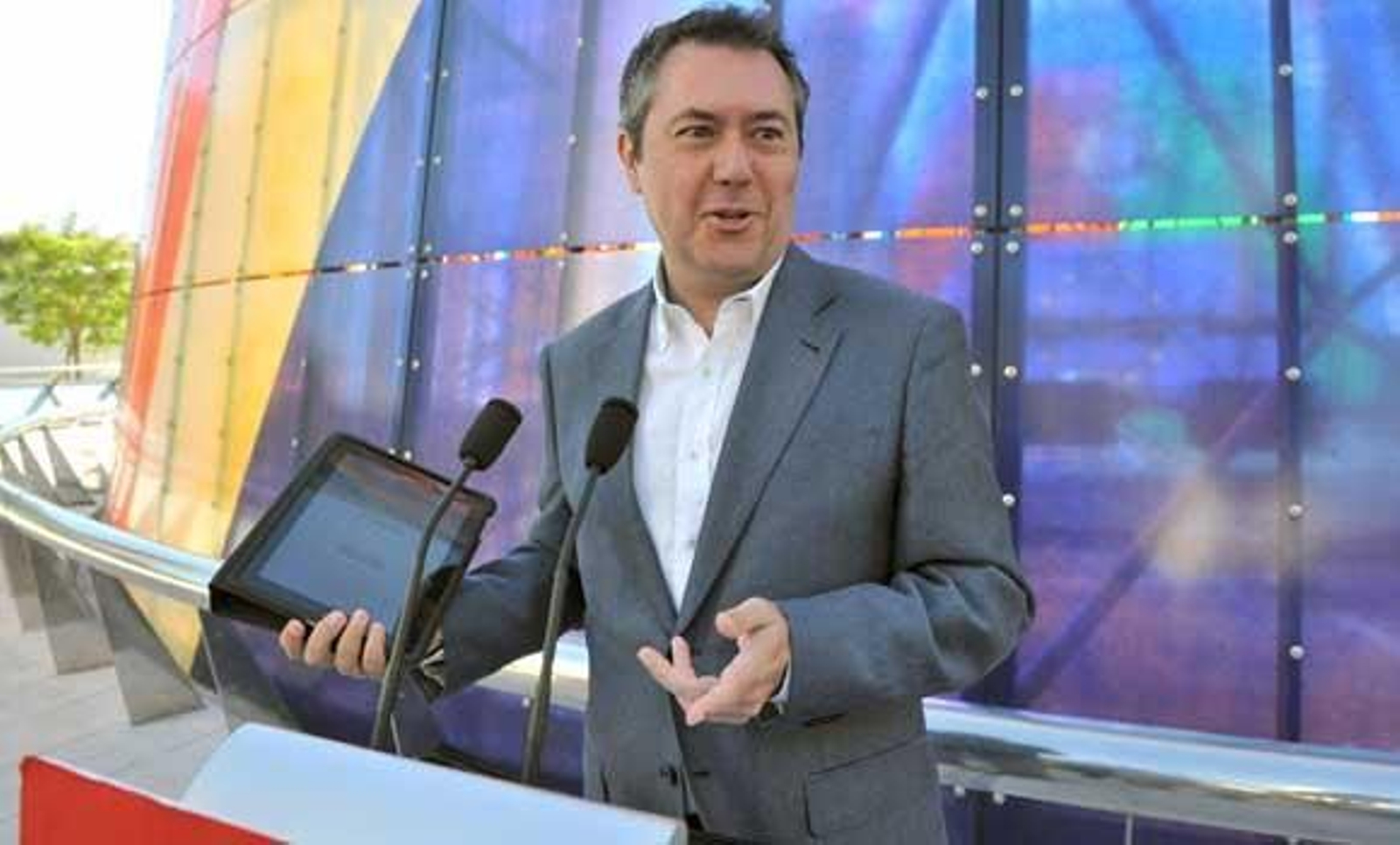 Espadas dice que Zoido ha obtenido "frutos" de un "uso partidista" del Ayuntamiento