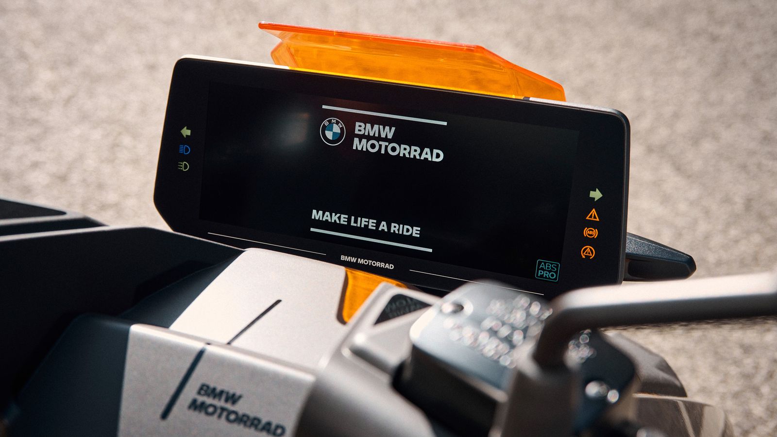 Desde la pantalla integrada no sólo se pueden elegir los distintos modos de conducción, sino también tener presentes las indicaciones de navegación o disponer de las funciones de conectividad.