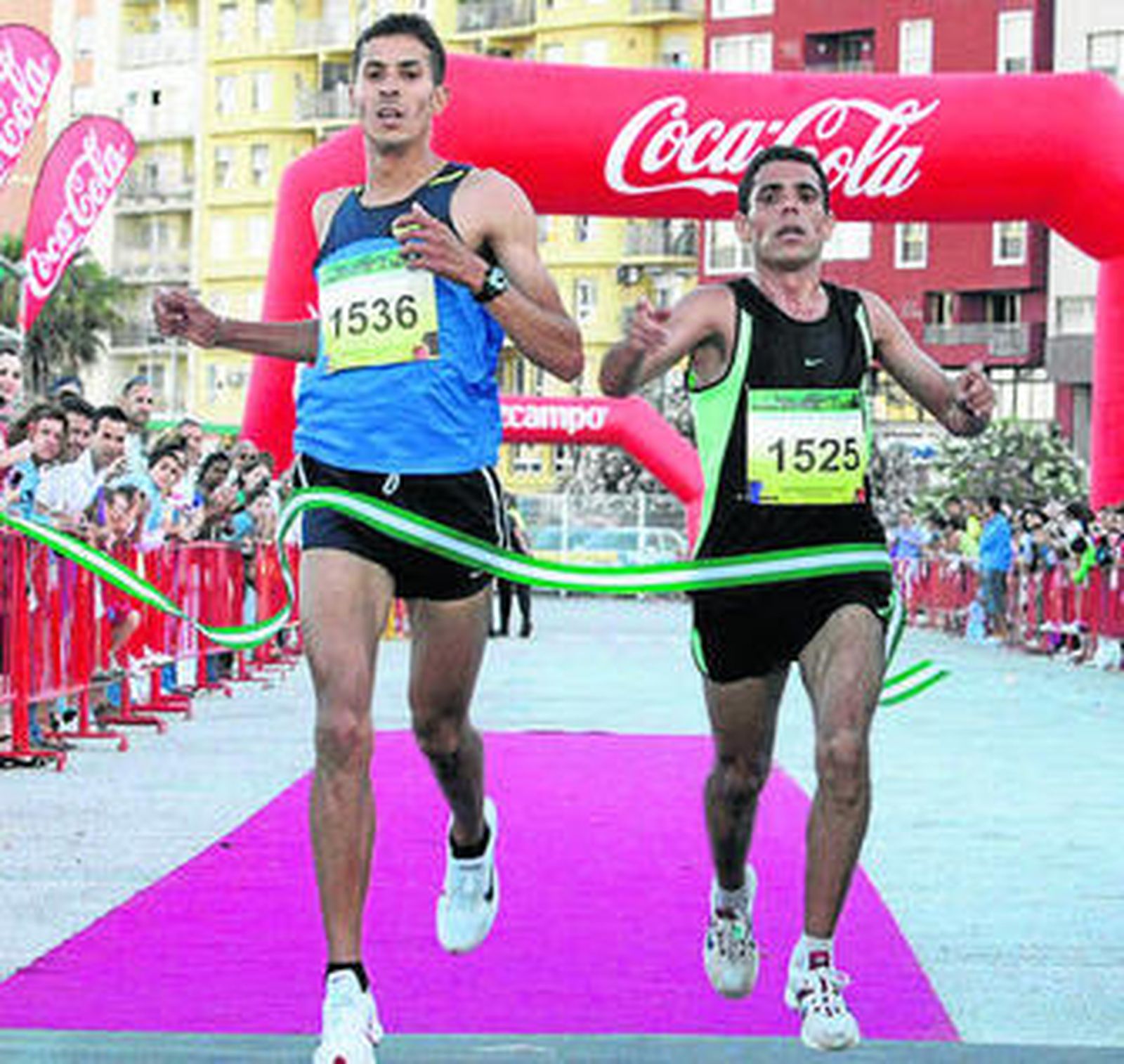 En la primera imagen el ganador Hafid Mhamdi (d.) entra junto a El Mouaziz en la  meta; y Nazha Machrouh, ganadora femenina, en la segunda foto.