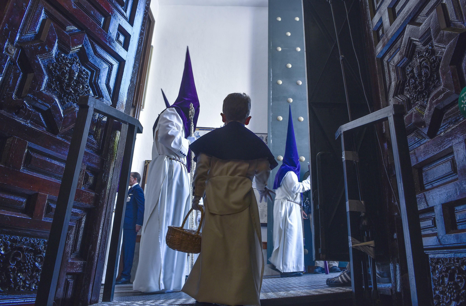 Un monaguillo de la Hermandad del Beso de Judas espera la salida.