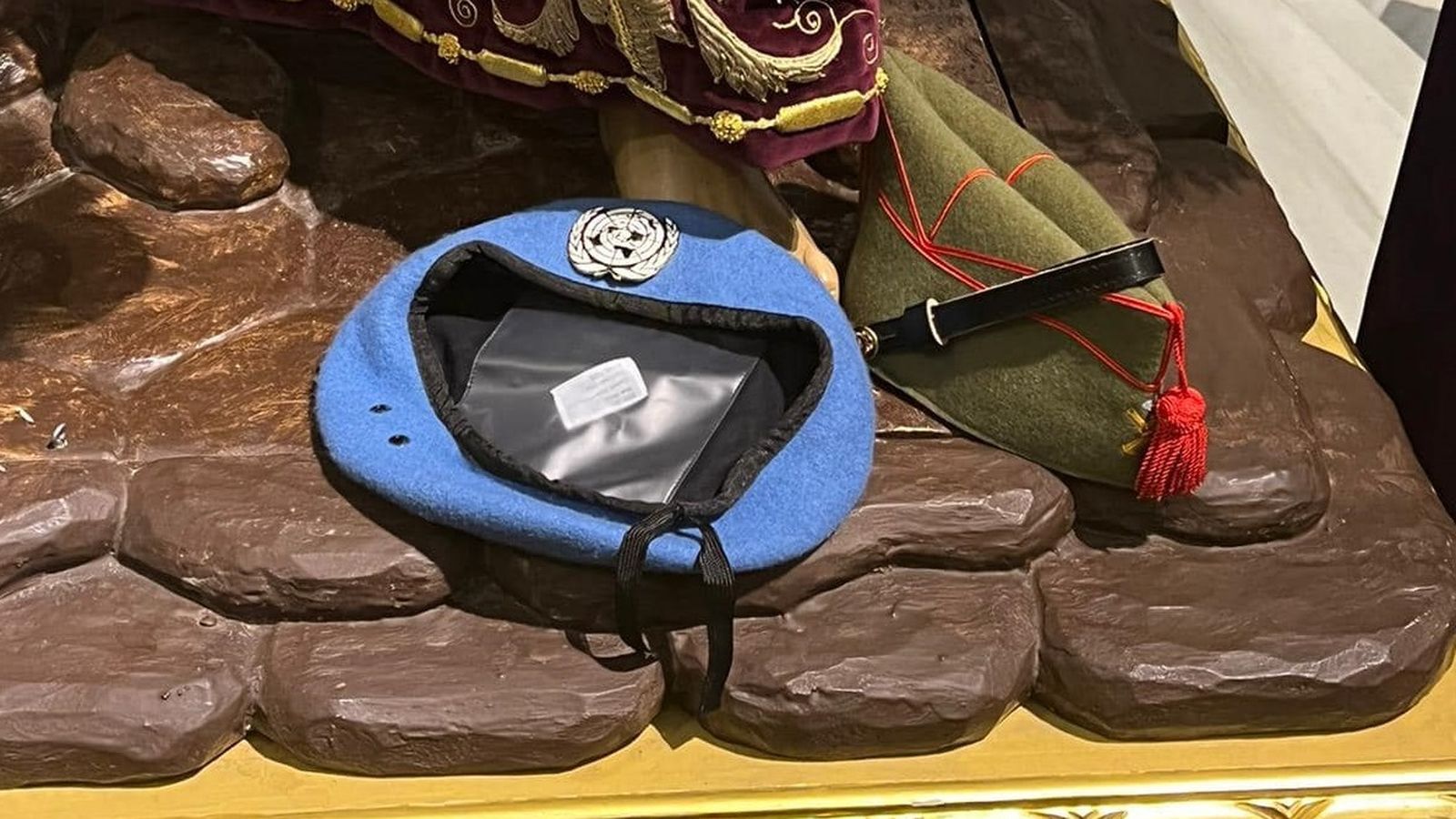 Los dos símbolos, a los pies del Nazareno de Vera.