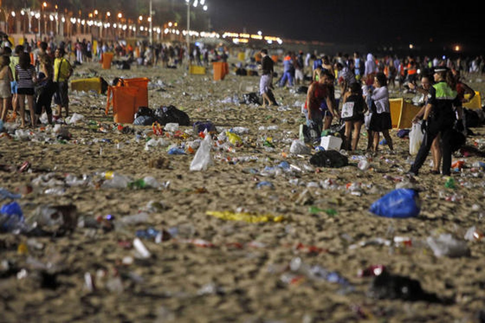 Los servicios de limpieza recogen 42 toneladas de residuos de la arena tras la noche de las barbacoas del Trofeo Carranza.

Foto: Jesus Marin