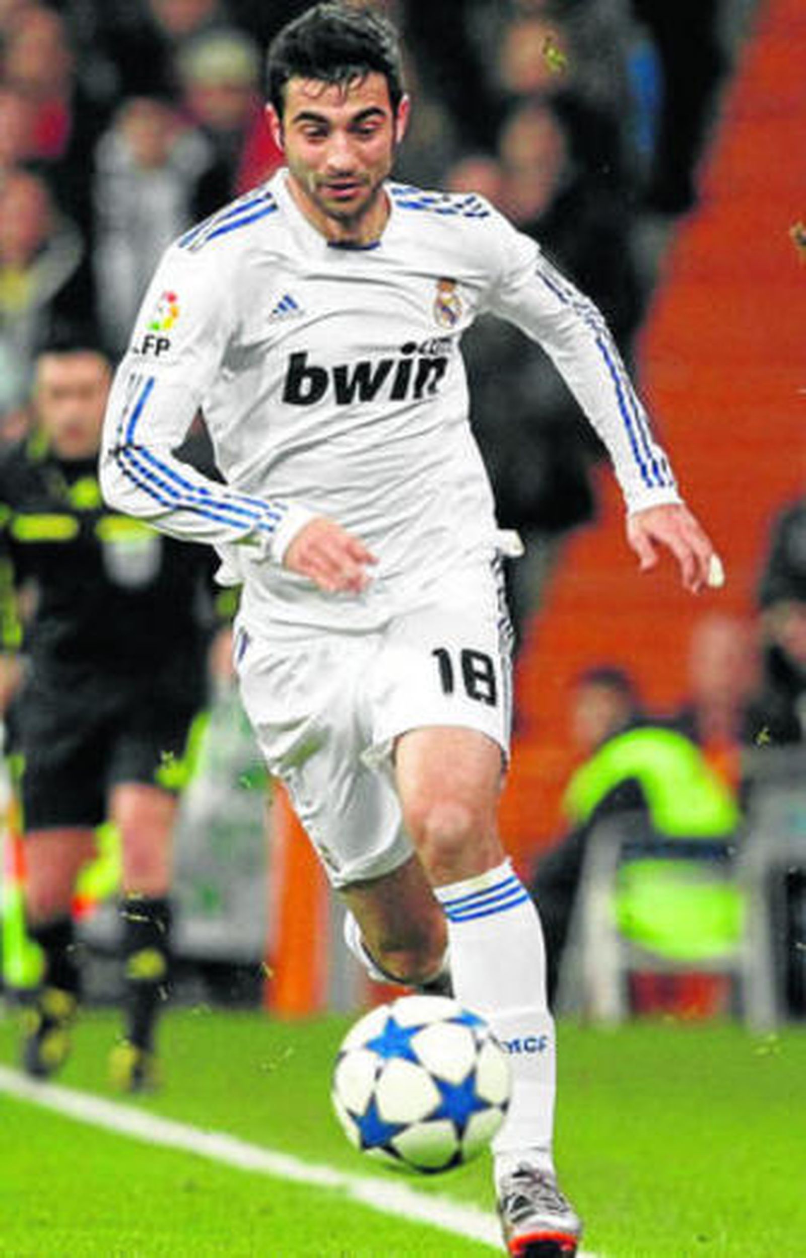 Albiol conduce un balón sobre la cal del Bernabéu.