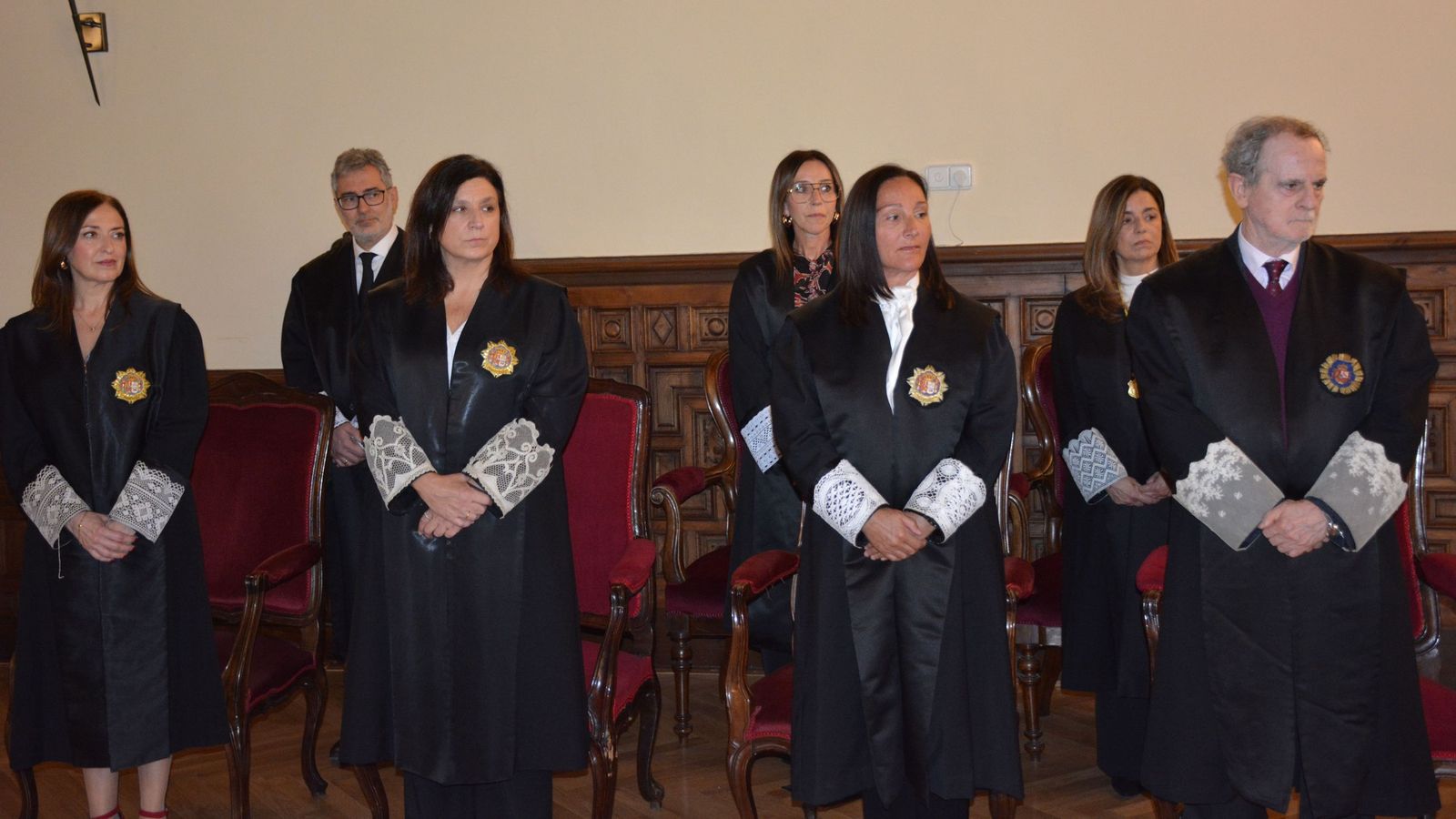 Un momento del acto ante la Sala de Gobierno del TSJA, con Andrés Palacios y María Núñez Bolaños a la derecha.