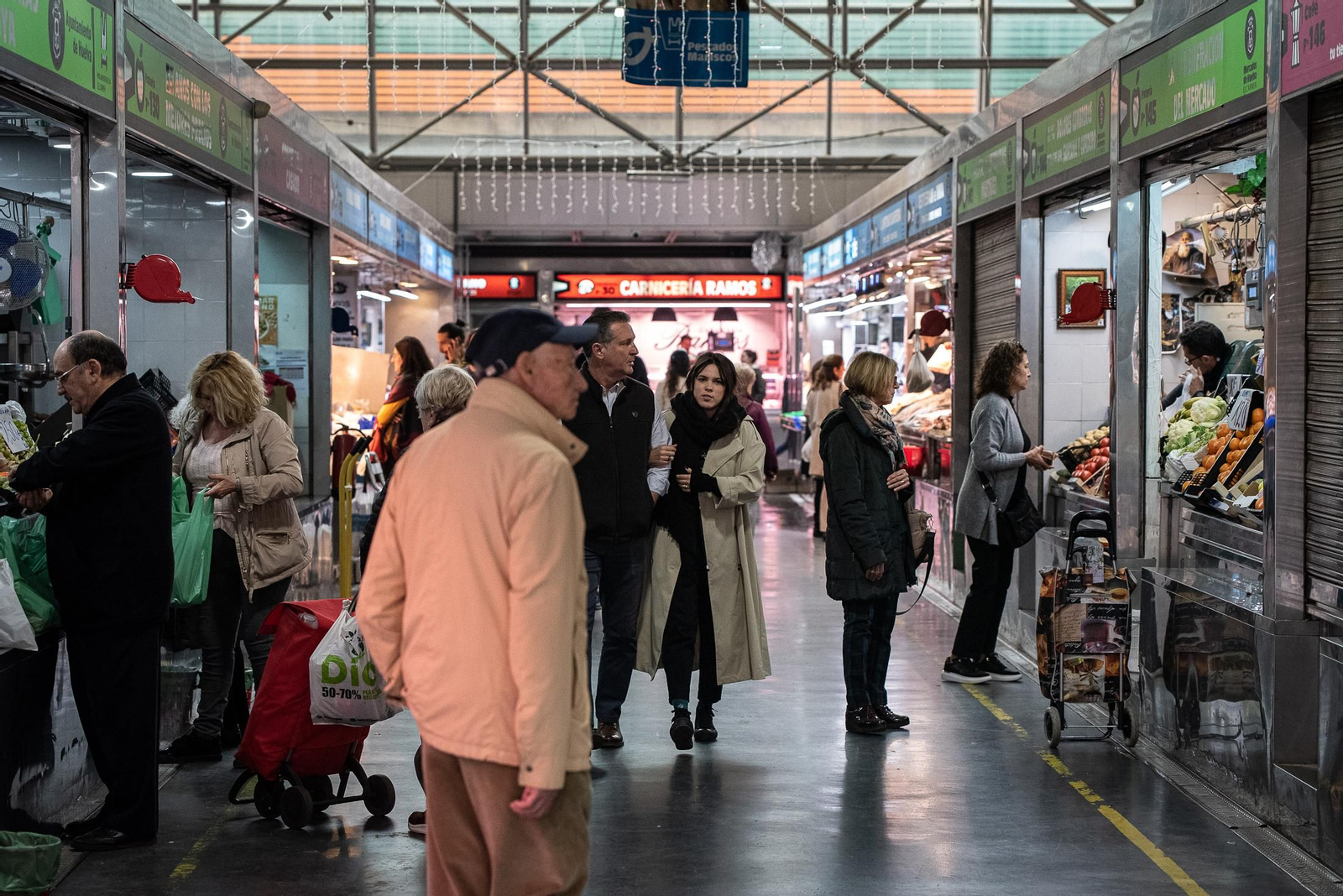 Las últimas compras en el Mercado del Carmen antes de Navidad, en imágenes