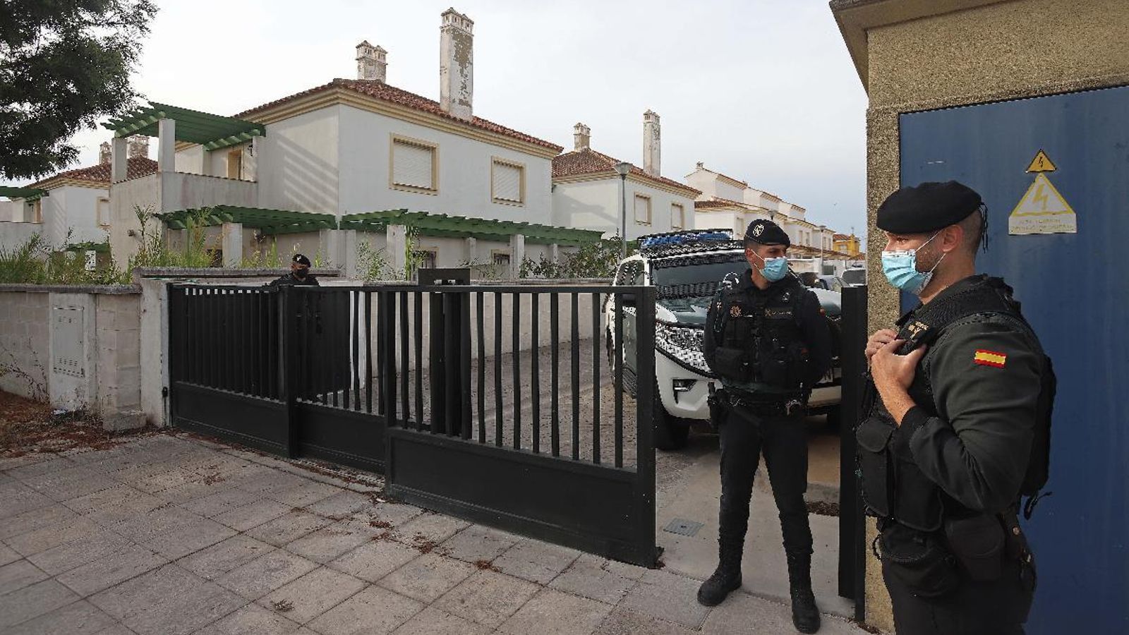 Dos guardias civiles, durante los registros.