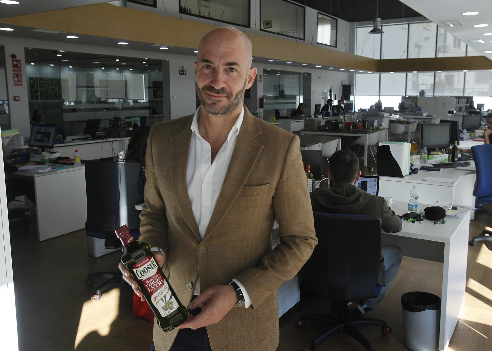 Álvaro Guillén, consejero de Acesur, en el departamento de exportación de la empresa.