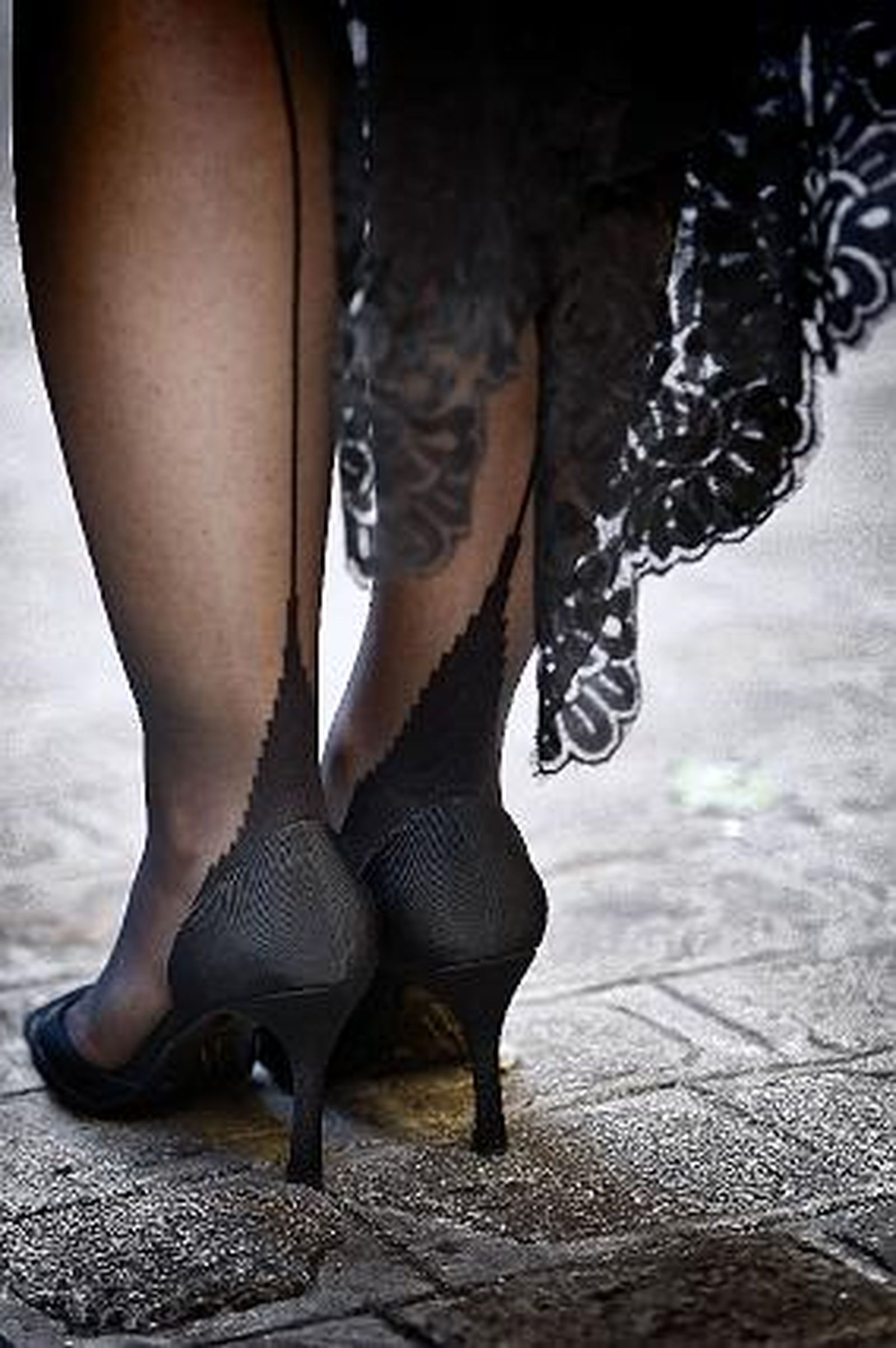 Cientos de gaditanos rinden pleitesía al paso de Cigarreras. /Fotos: Julio González