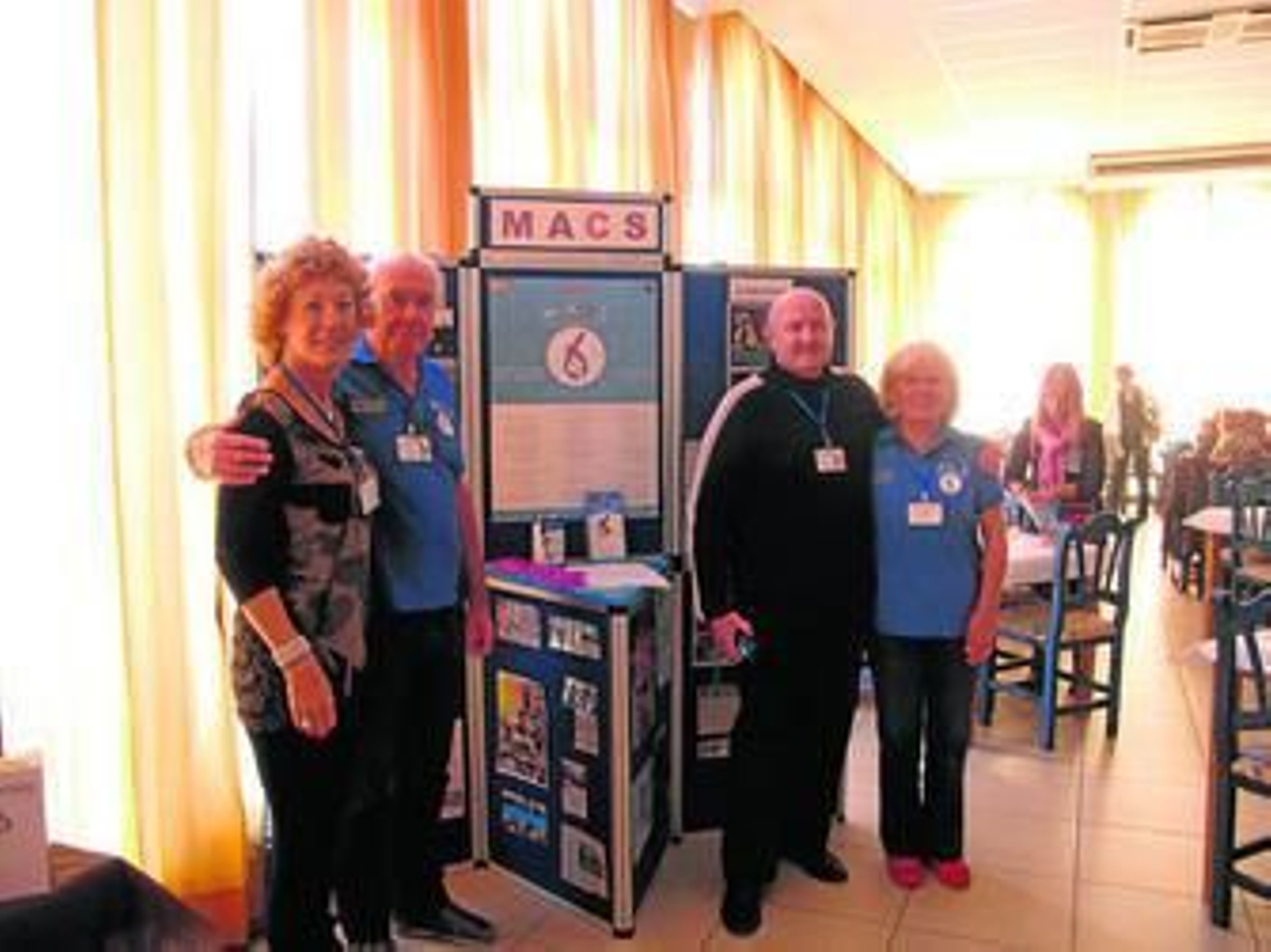 Elaine K. Brown con su marido y amigos en el Big MACS celebrado en Mojácar.