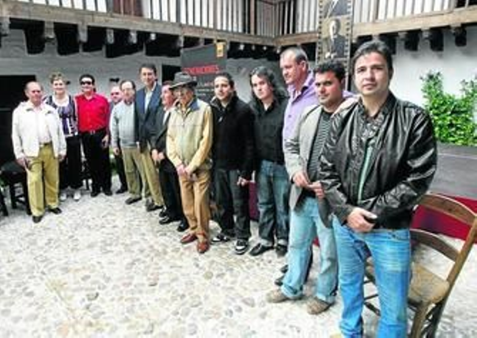 Algunos de los artistas participantes en el ciclo, con Rafael Blanco y José Porras, ayer.