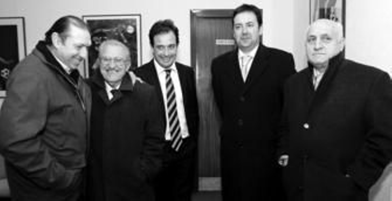 Quini abraza a Rafa Verdú en presencia de Miguel Ángel Rondán y Monterrubio en el antepalco de El Molinón.