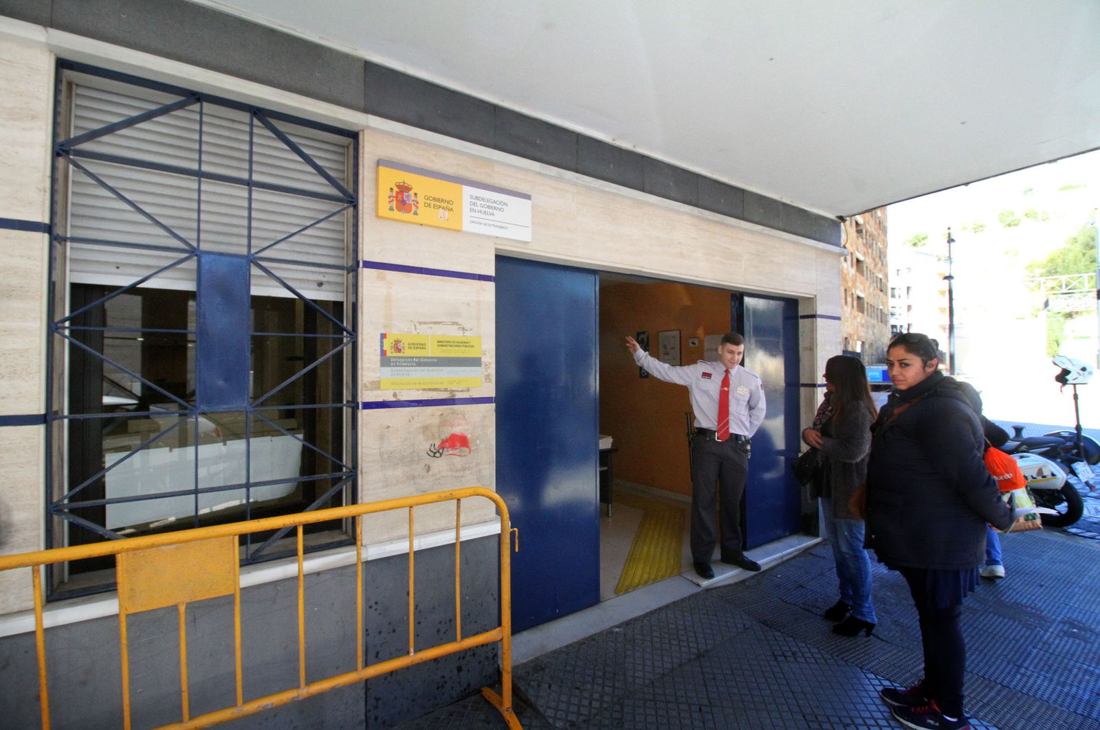 Imagen de archivo. Puerta de la Oficina de Extranjería en Huelva capital.