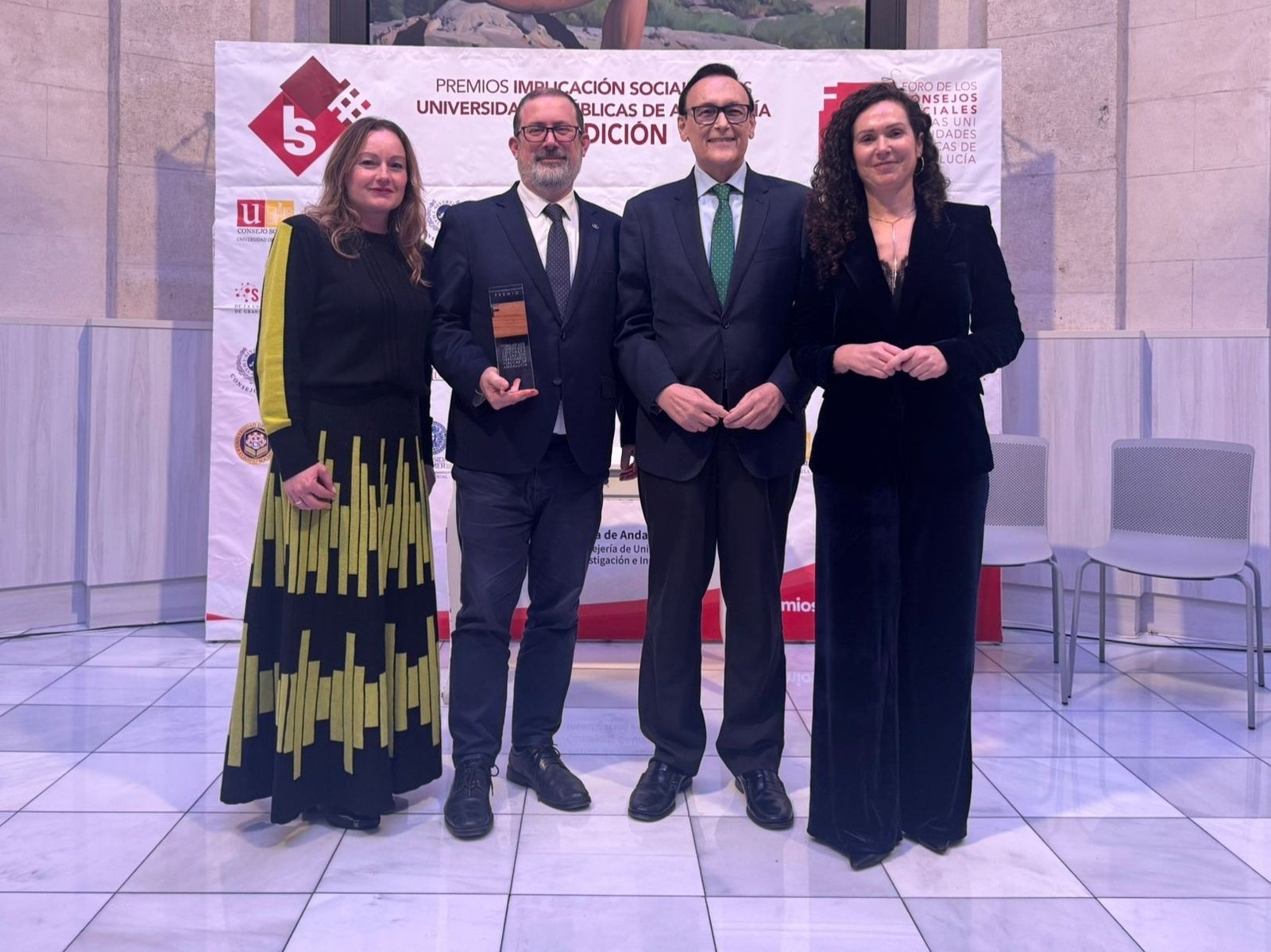 En el centro, el vicerrector de Profesorado de la UCA, José Antonio Perales Vargas-Machuca, y el consejero de Universidad, José Carlos Gómez Villamandos.