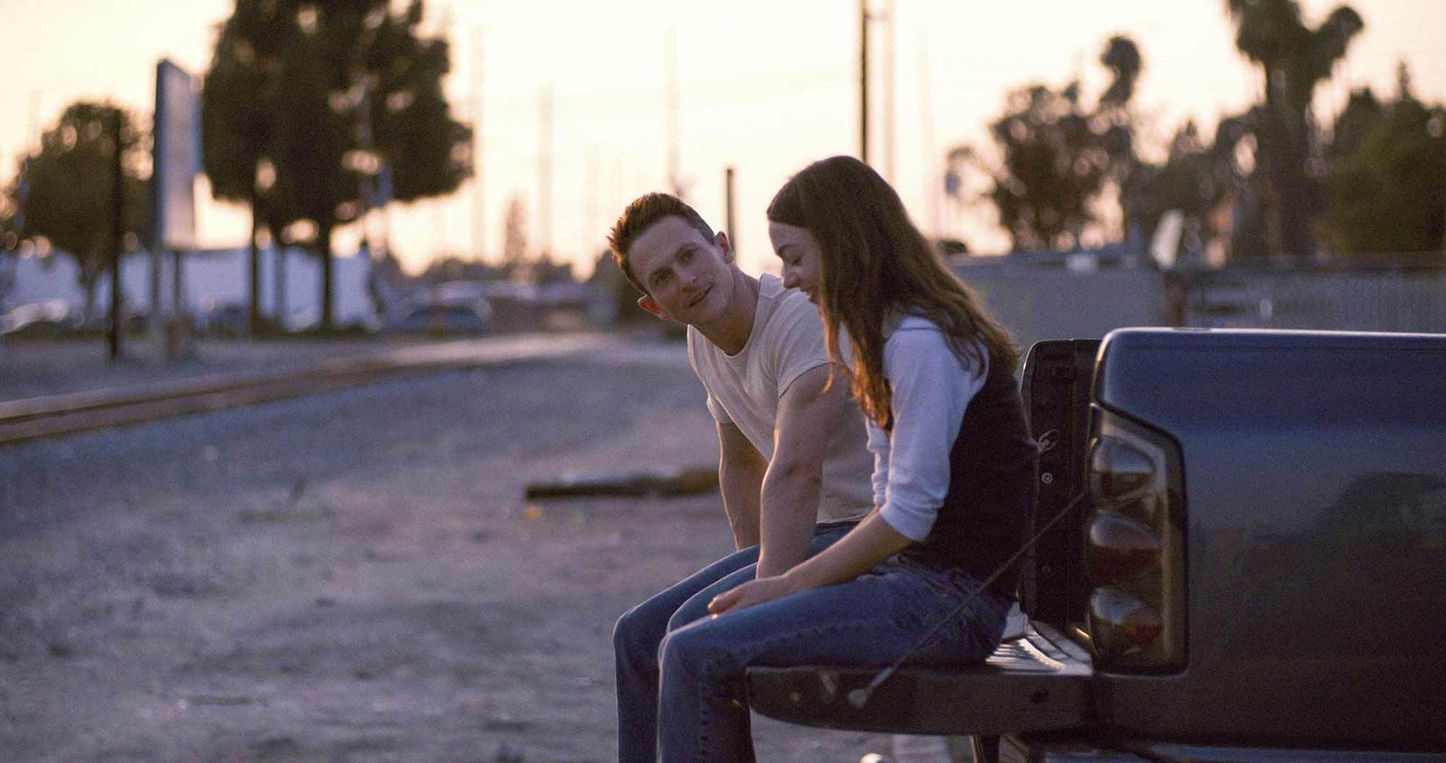 Jonathan Tucker y Lily McInerny en una imagen del filme.