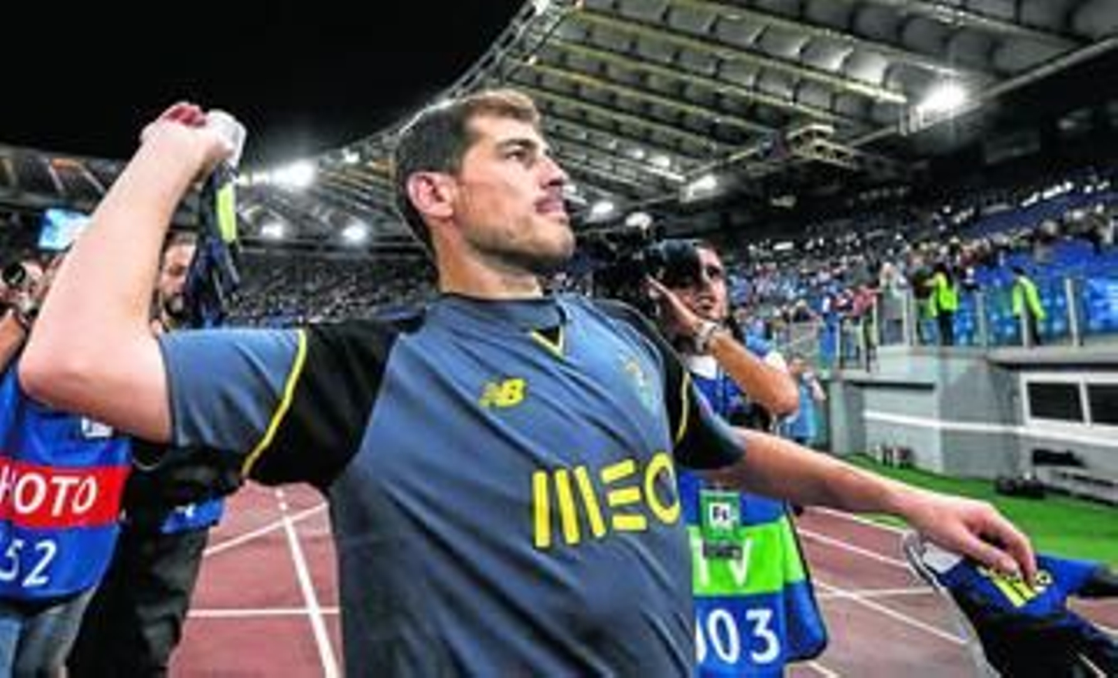 Iker Casillas celebra la clasificación del Oporto para la Liga de Campeones tras su victoria ante la Roma.