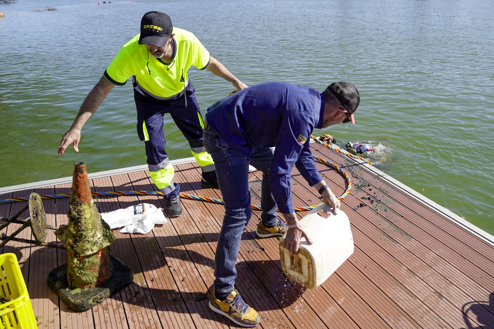 La limpieza solidaria del Guadalquivir en el Centro Náutico del Alamillo, todas las fotos