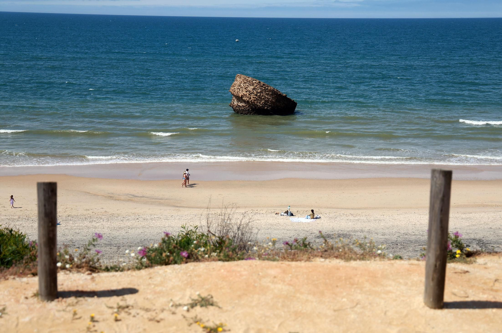 Imágenes del ambiente en las playas de Matalascañas y Mazagón durante la mañana del domingo