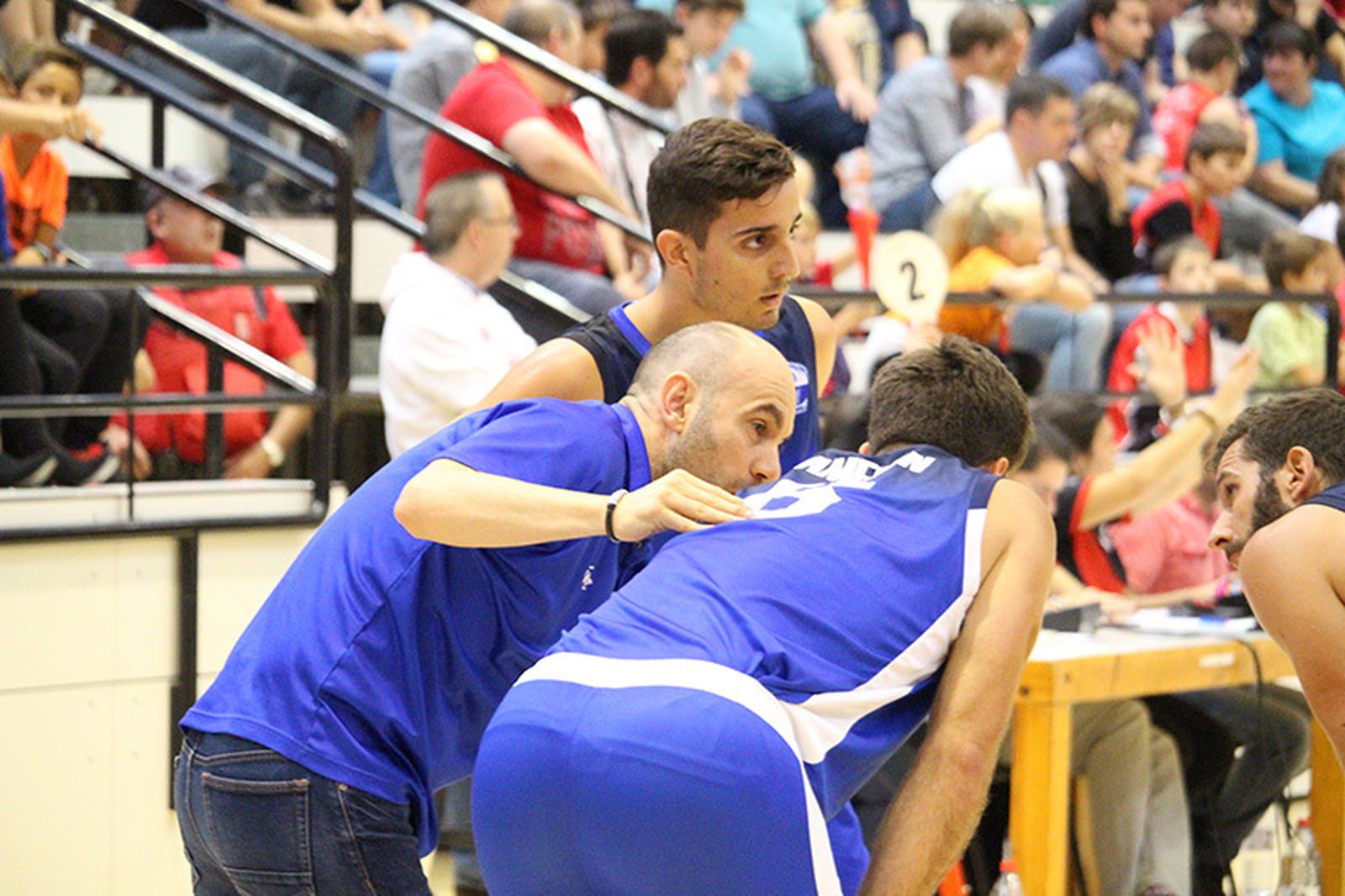 Javi Florido, dando instrucciones a sus jugadores.