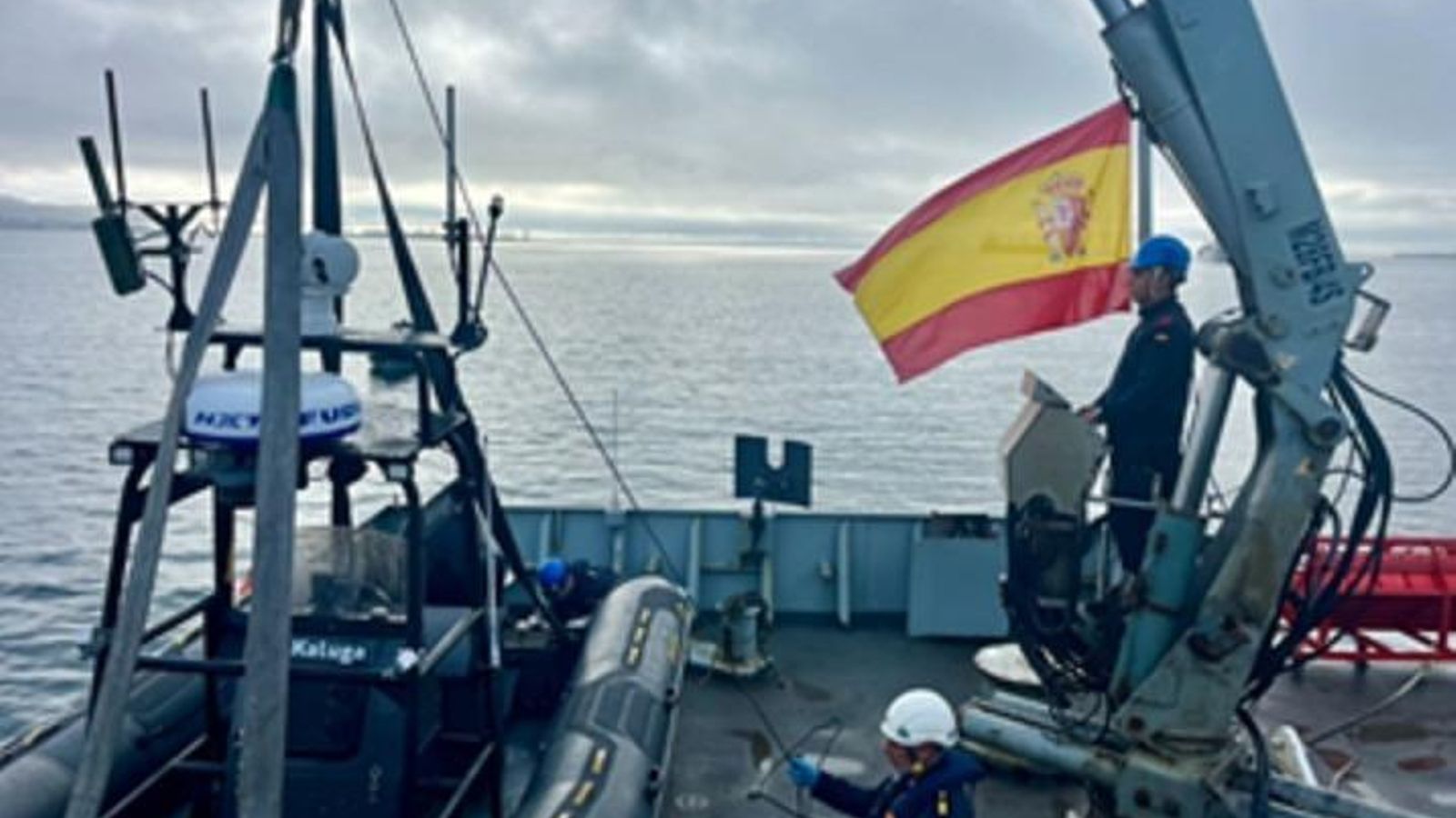La dotación del BAM 'Tornado' desplegando el USV Kaluga. La dotación del BAM 'Tornado' desplegando el USV Kaluga.