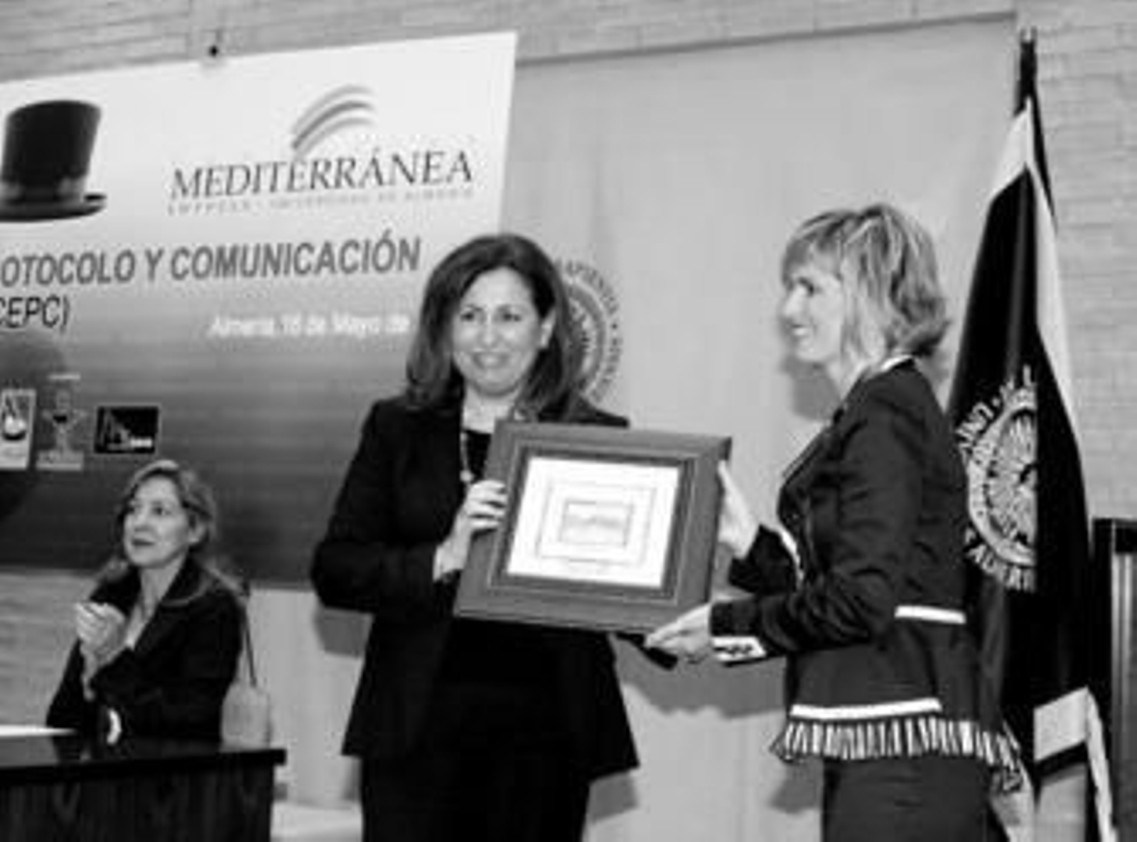 Trinidad Cabeo recibiendo el 'I Premio de Protocolo y Comunicación'.