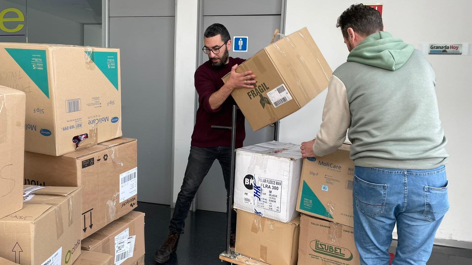 Voluntarios apilando cajas con material humanitario