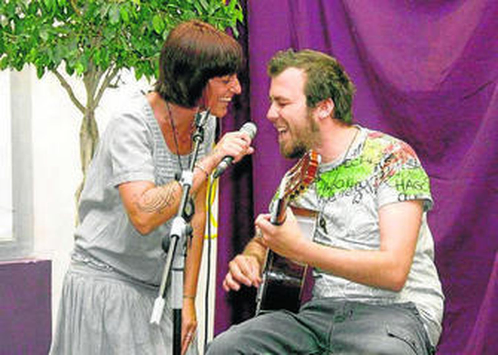 Carlos Sadness junto a Lamari del grupo Chambao.