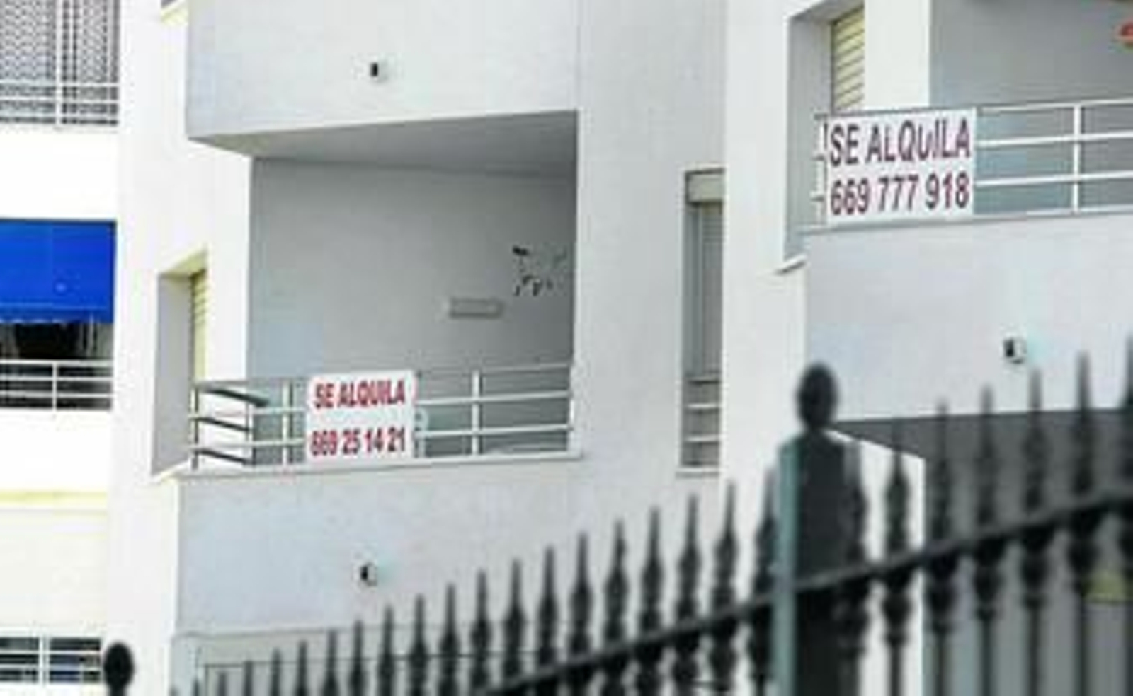 Algunos carteles muestran ofertas de viviendas en alquiler en la ciudad.