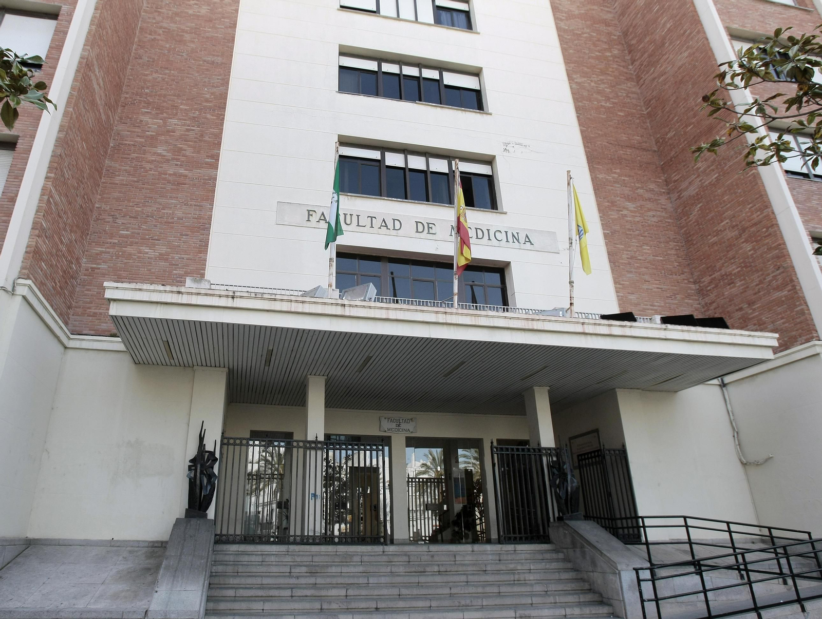 Entrada a la Facultad de Medicina de Cádiz.