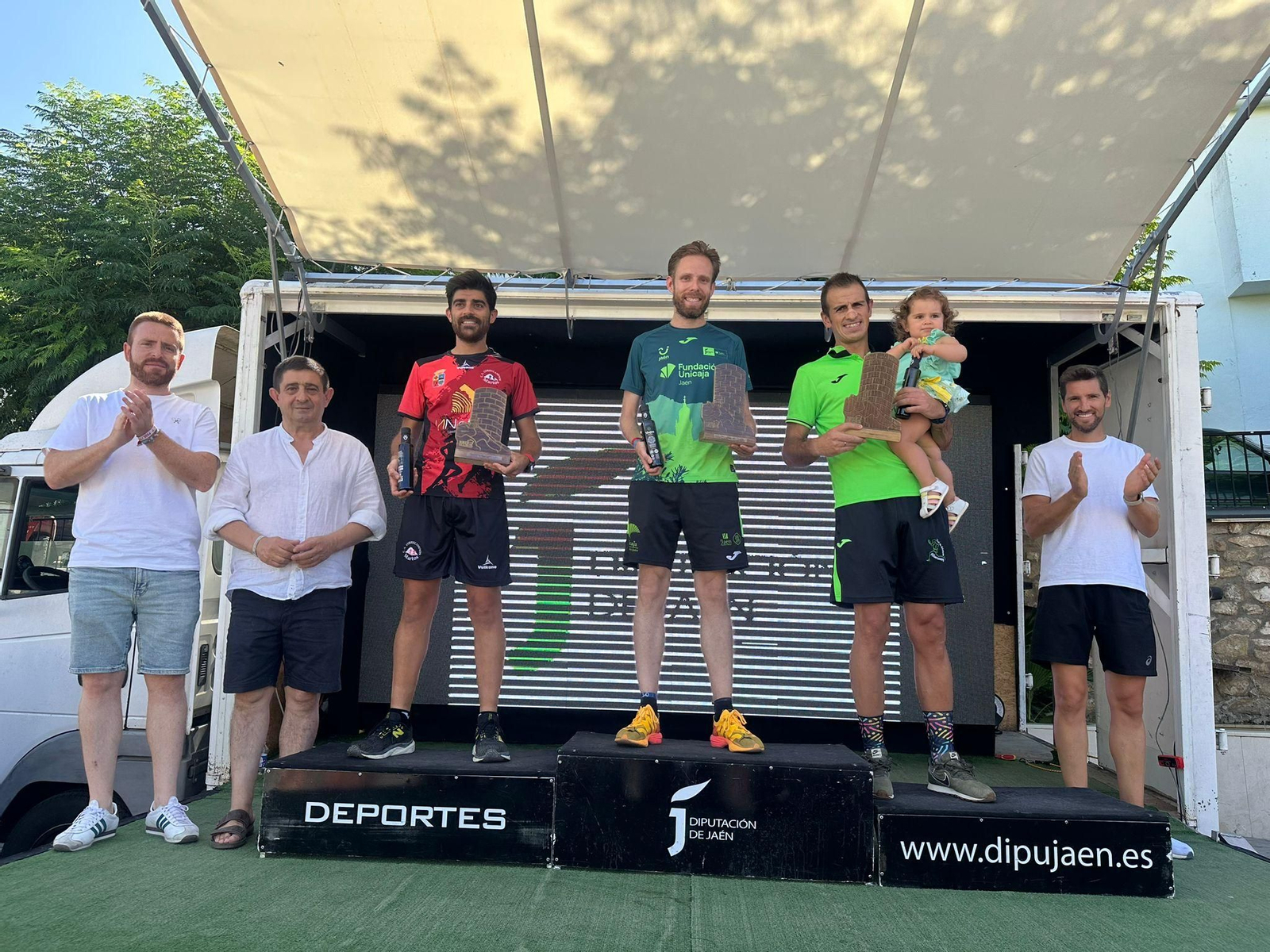 Los tres primeros clasificados en la categoría masculina, en el podio.