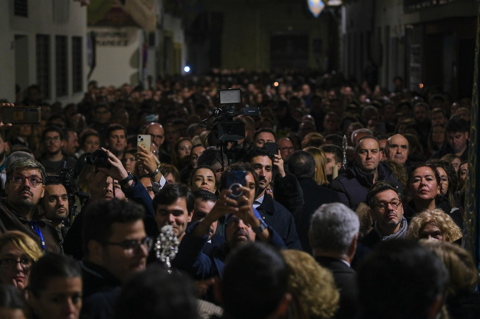 Público durante una de las procesiones de regreso de la Magna.