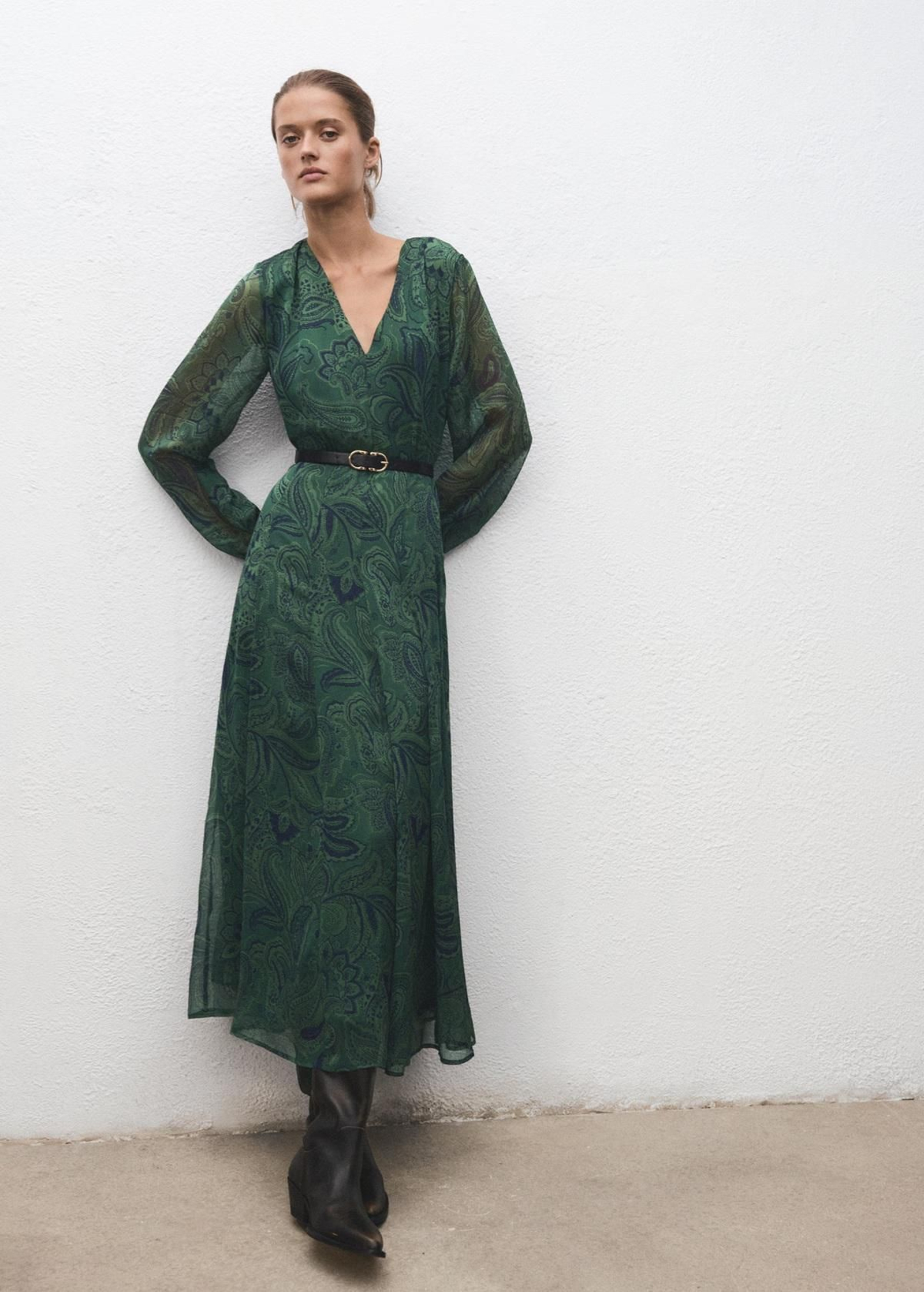 Vestido estampado con cinturón de Mango.