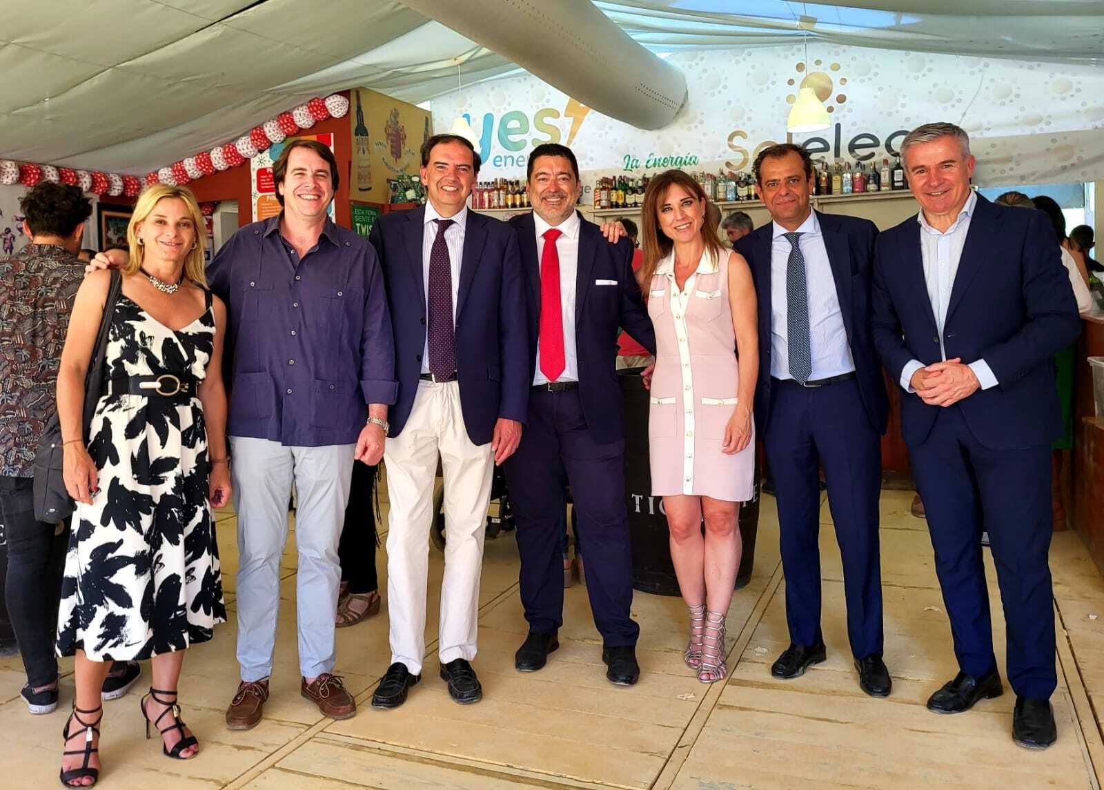 De izquierda a derecha: Isabel Cabrera, Pablo Cosano, Juan Vargas, Javier Benitez, Desireé García-Escribano, Juande Mellado (director general de Canal Sur) y Fernando García.