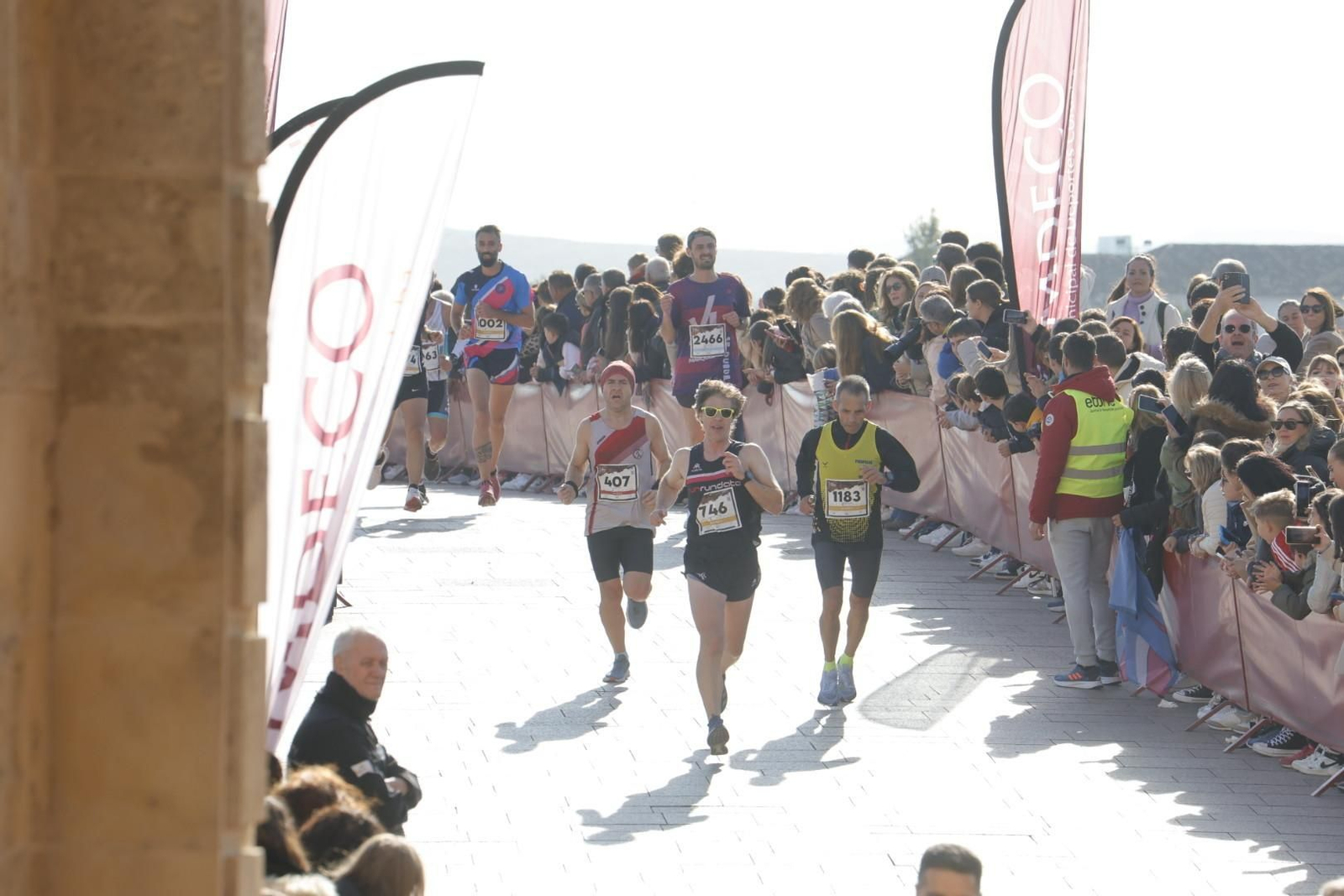 Media Maratón de Córdoba 2023: La gloria de cruzar la Puerta del Puente, en imágenes