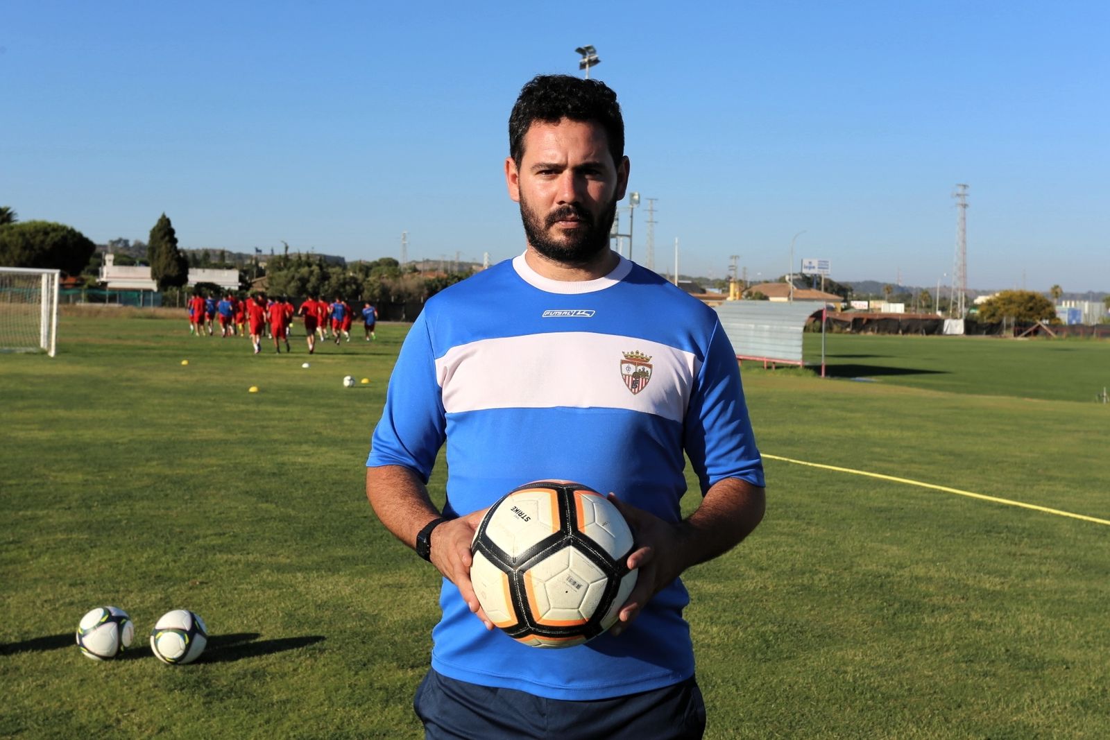El entrenador del Recreativo Portuense, Juanjo Durán, posa en un entrenamiento.