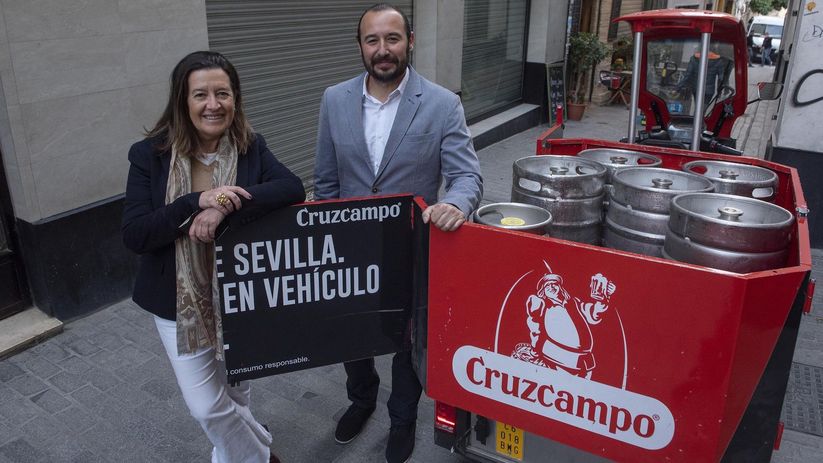 Ada Bernal, directora de Relaciones Institucionales; y Eduardo Ramírez, responsable de logística, junto al vehículo de transporte.