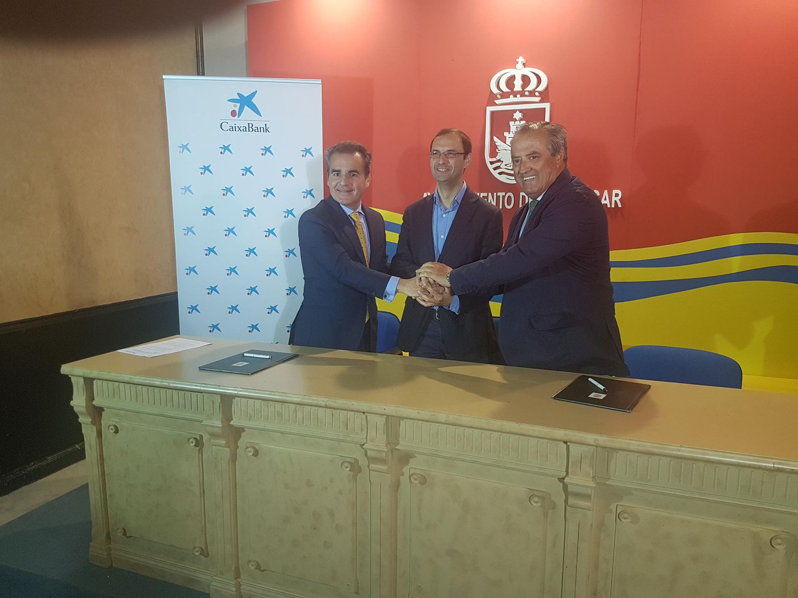 Los firmantes posaron ante los fotógrafos tras rubricar el acuerdo.