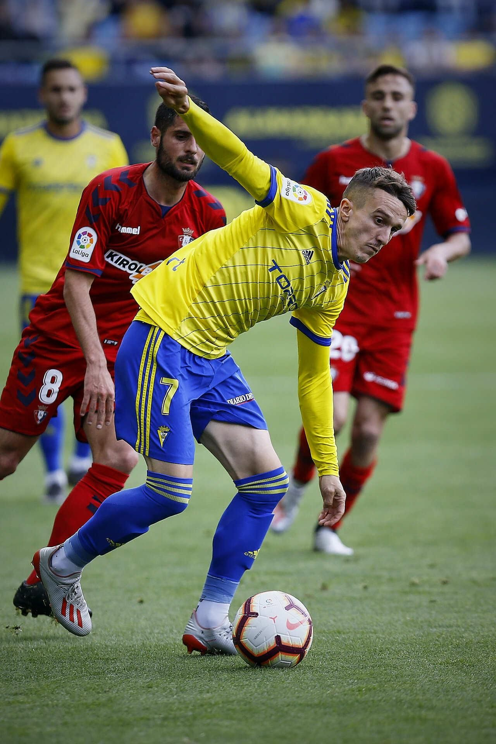 Partido de fútbol entre  Cádiz C.F. y C.A. Osasuna