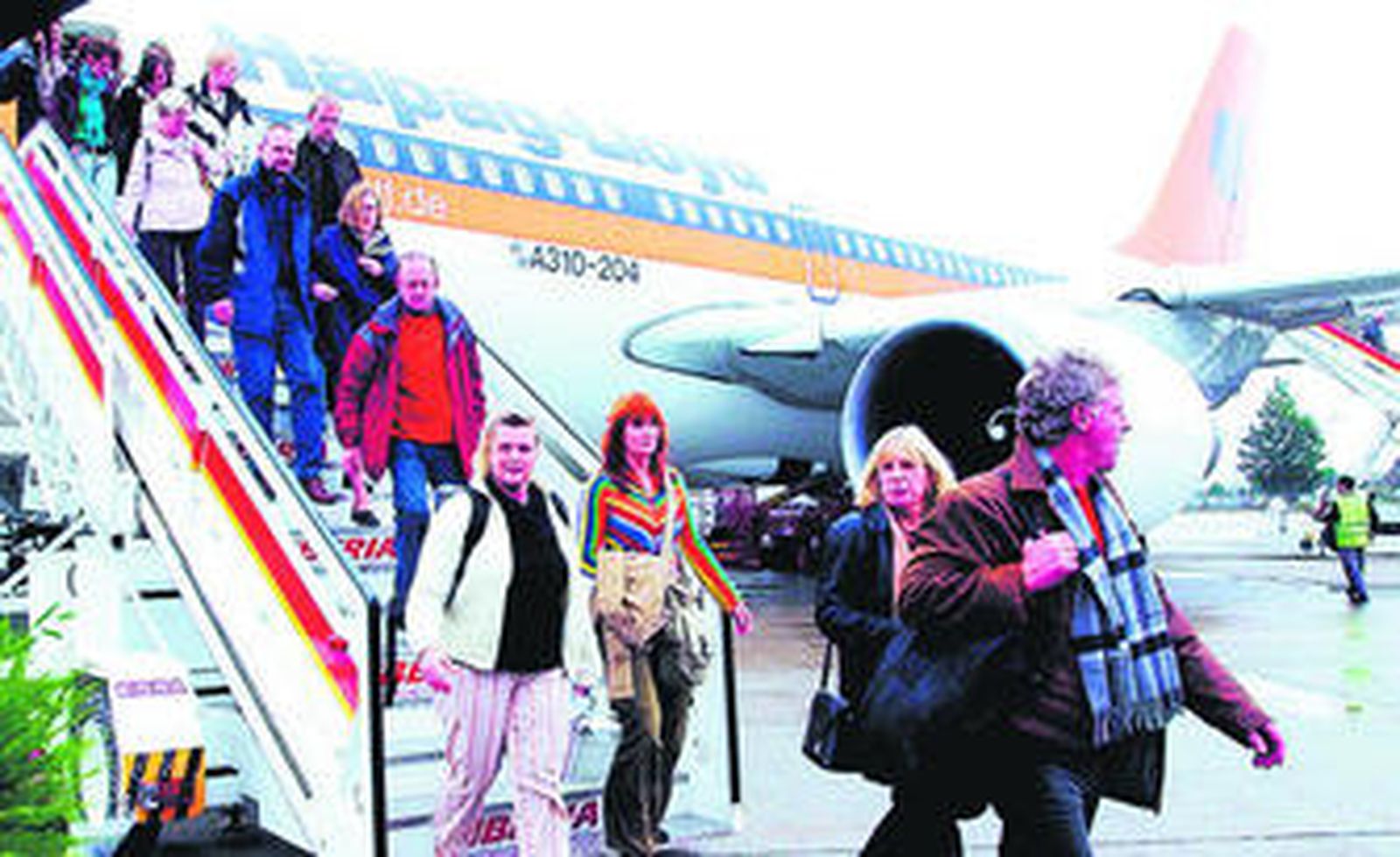 Un grupo de turistas baja del avión tras aterrizar en Jerez.