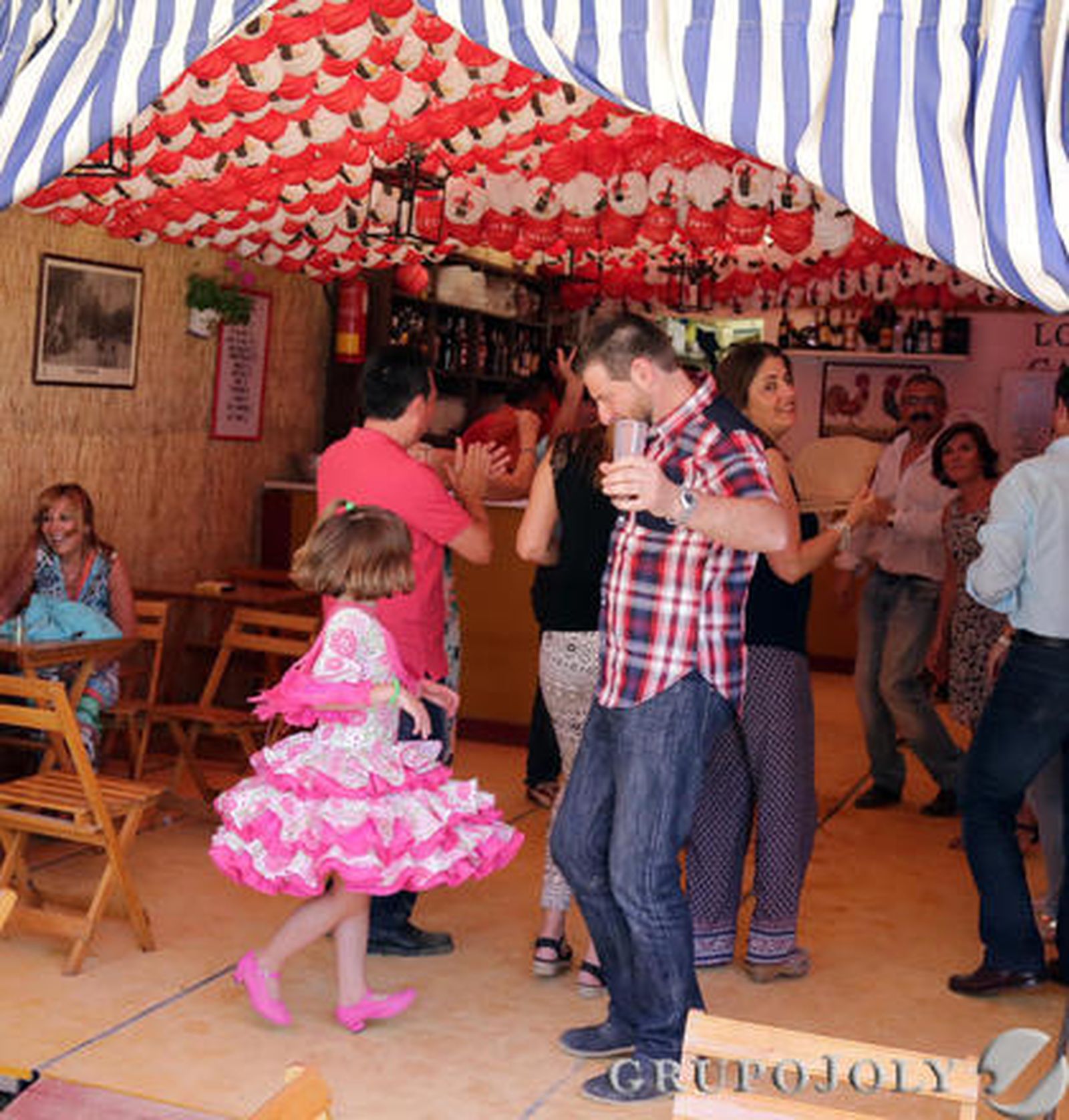 Fueron pocos los que se resistieron ayer a echar un baile en algunas de las casetas del Real. 

Foto: Miguel Angel Gonzalez