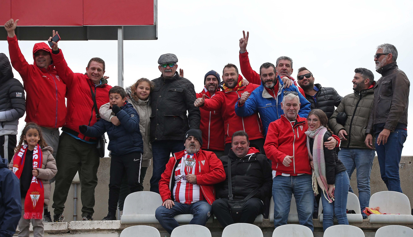 Fotos de la afición durante el Algeciras - Badajoz en el Nuevo Mirador