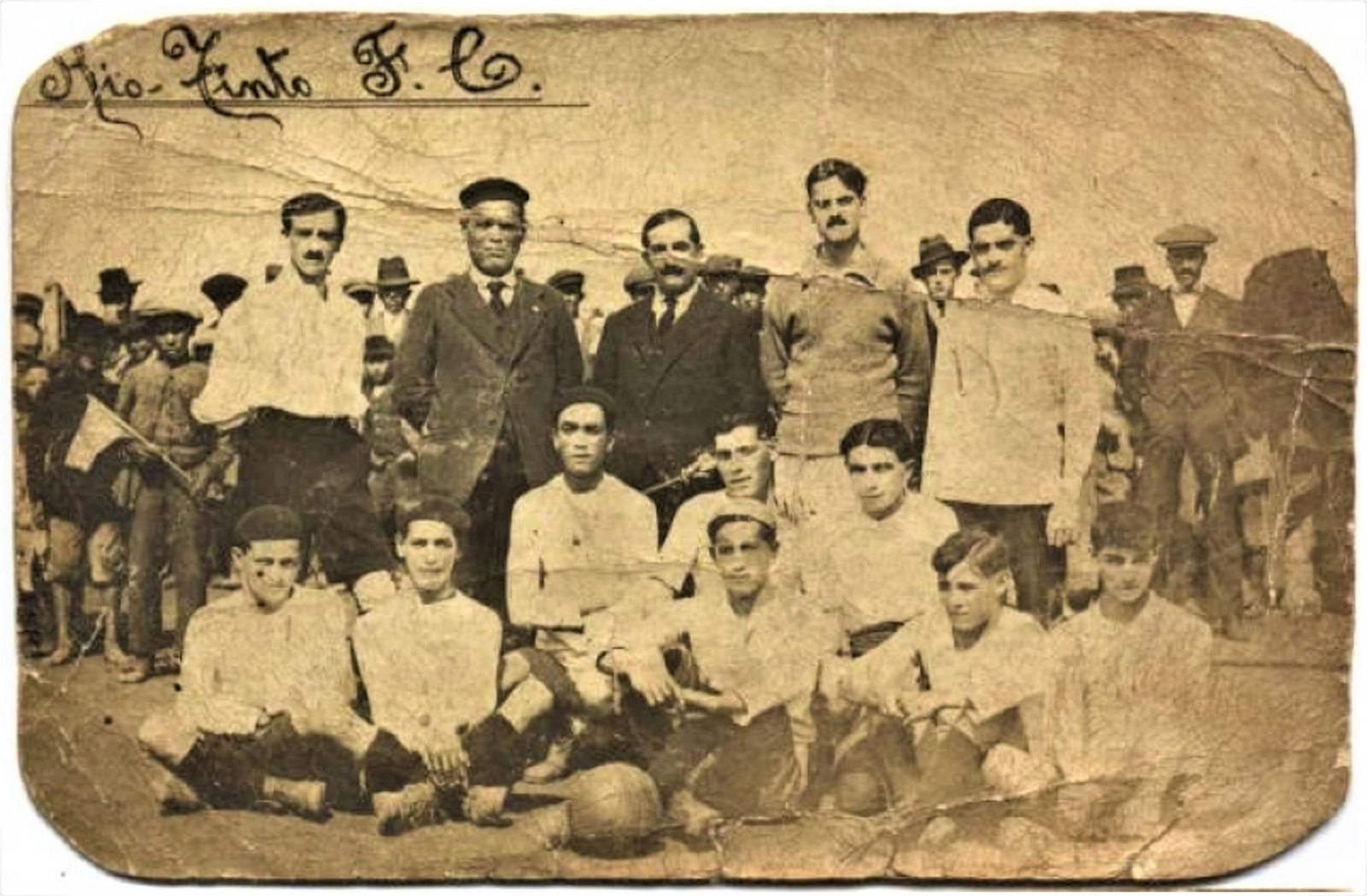 Formación del Riotinto FC, equipo de fútbol perteneciente al English Club Rio Tinto, formado exclusivamente por personal británico varón. Datada en 1918.