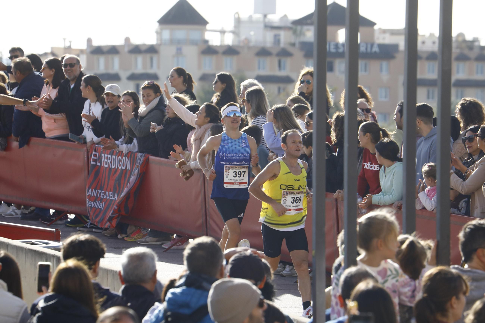 La gloria de cruzar la Puerta del Puente: las fotos de la línea de meta de la Media Maratón de Córdoba 2024