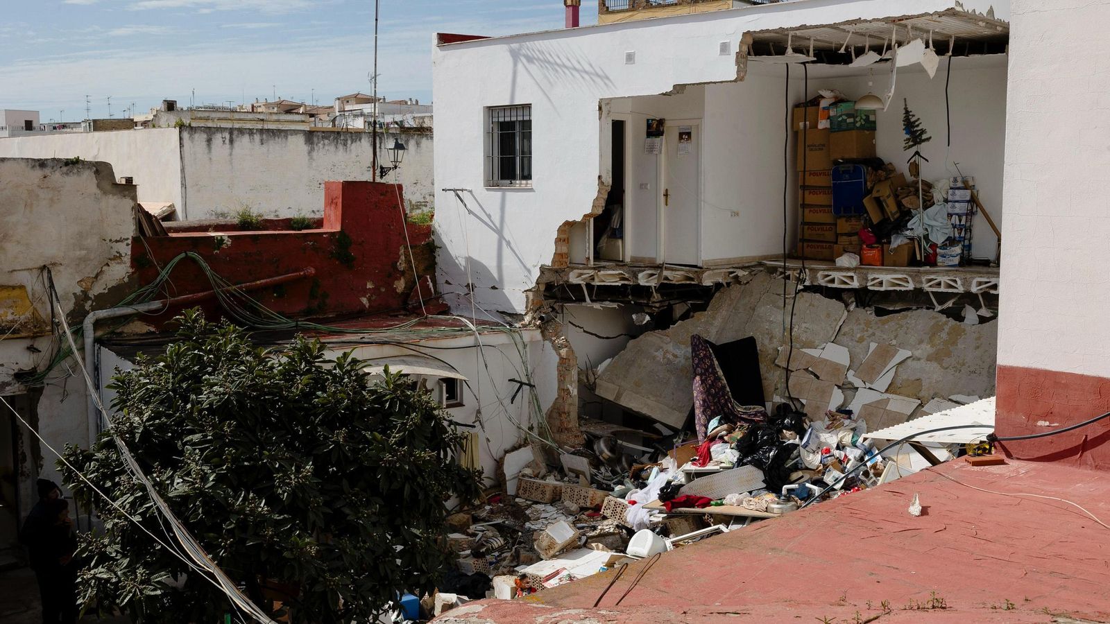 Otra vista de los estragos causados por el derrumbe.