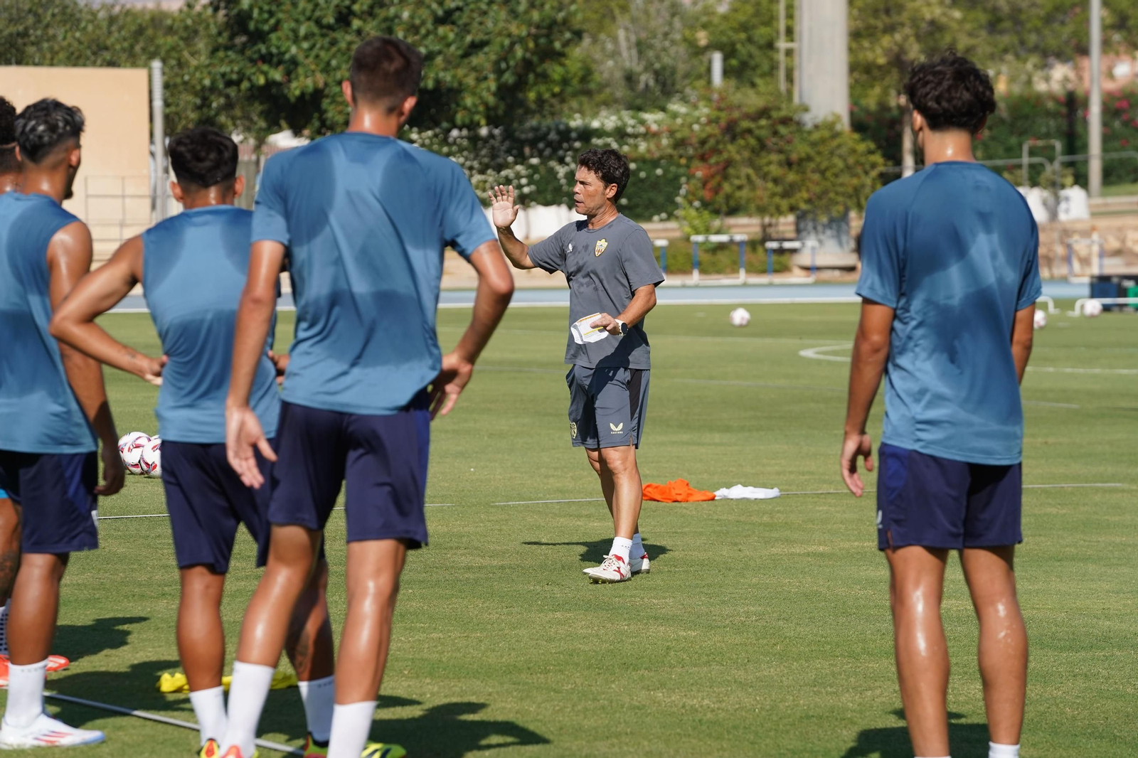 Rubi da indicaciones a sus futbolistas durante una de las sesiones de entrenamiento celebradas en el Anexo.