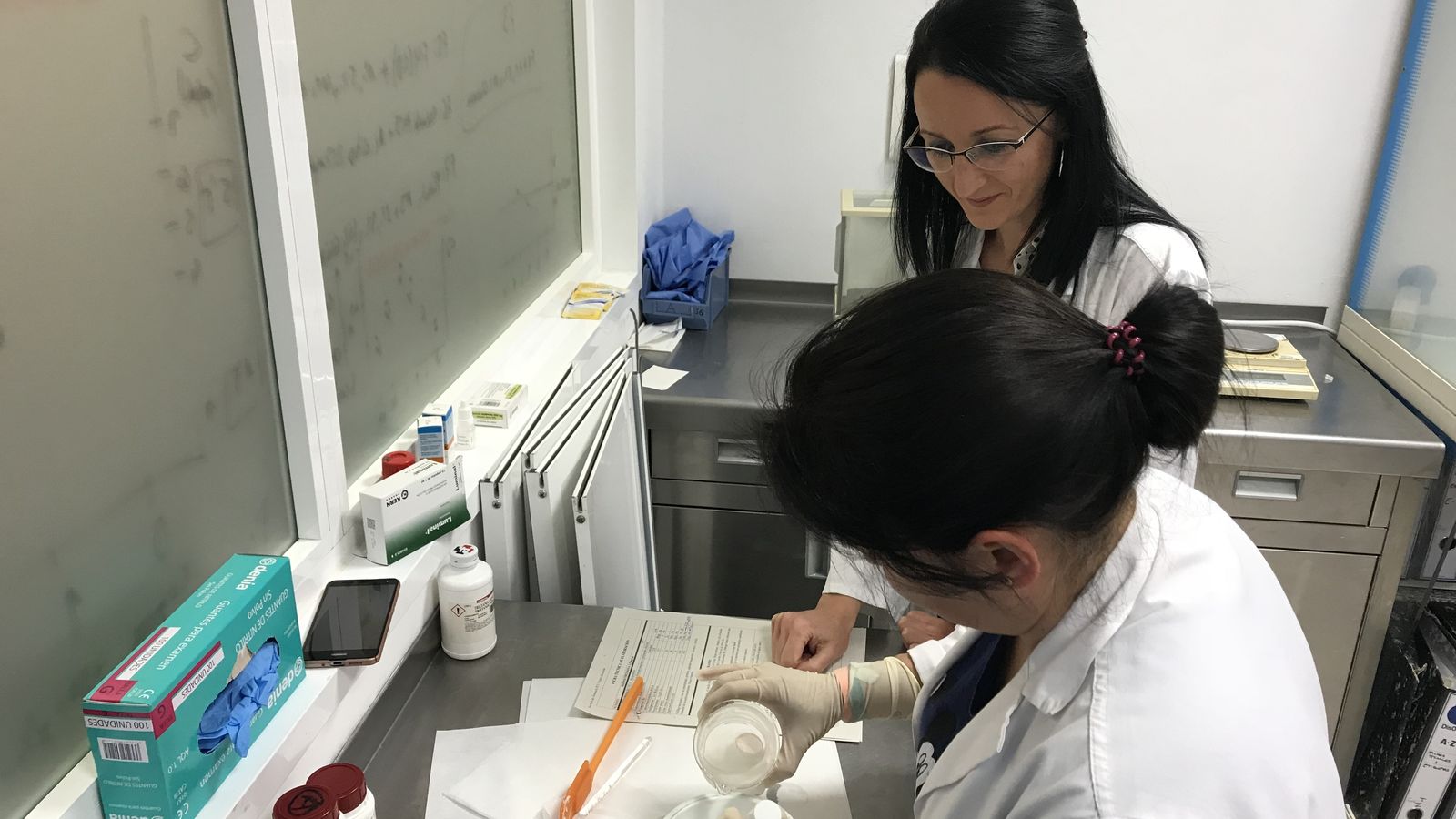 Especialistas trabajan con un tratamiento hospitalario.