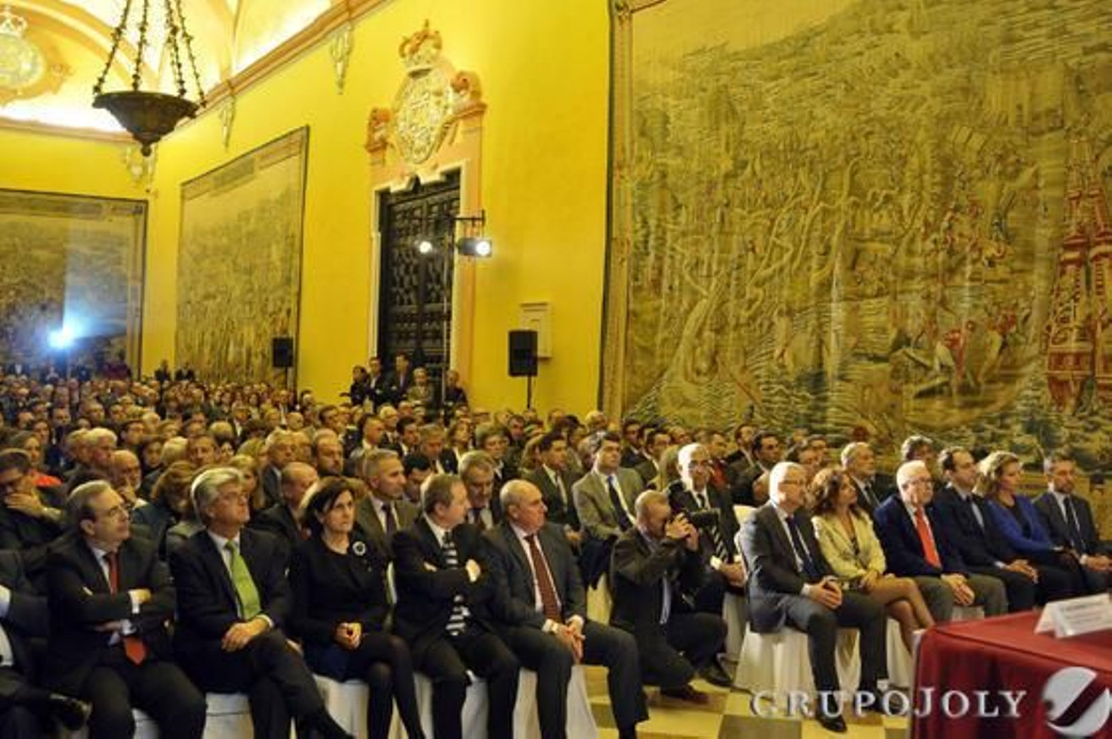 Una imagen del Salón de los Tapices del Alcázar de Sevilla durante la presentación del Anuario Joly.

Foto: Juan Carlos Vázquez / Manuel Gómez