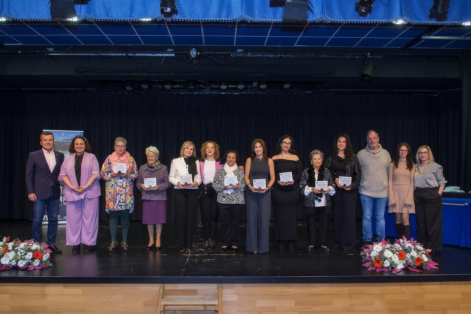Foto familia de las reconocidas y el alcalde de Carboneras.
