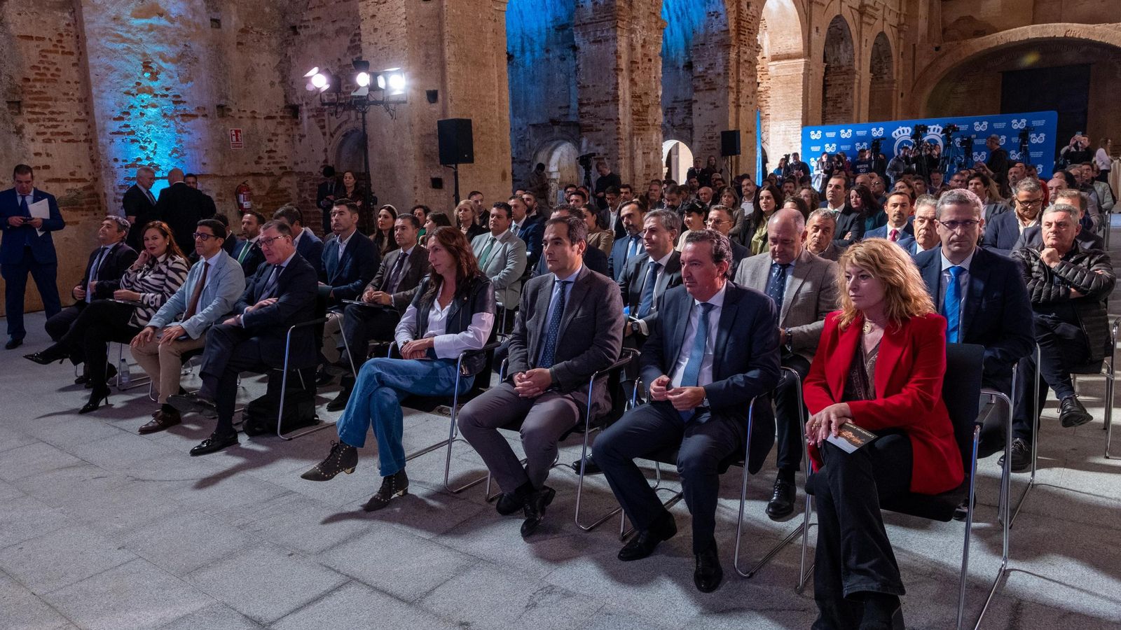 Los alcaldes de la provincia y otros cargos institucionales, ayer en Castaño, con Pilar Miranda en primer término.