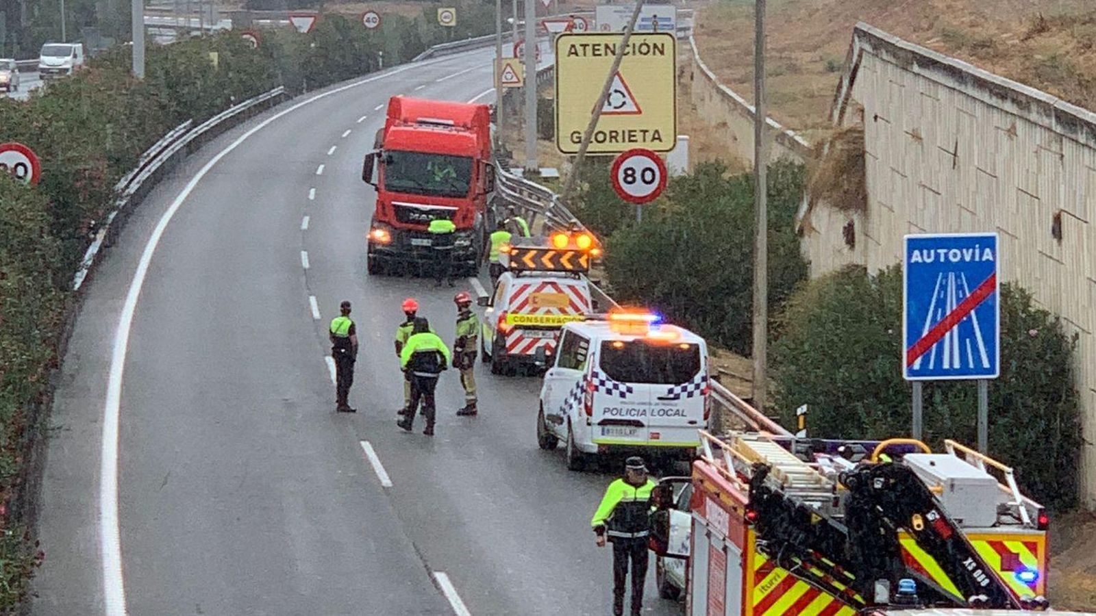 El camión que ha provocado las retenciones en la H-30.